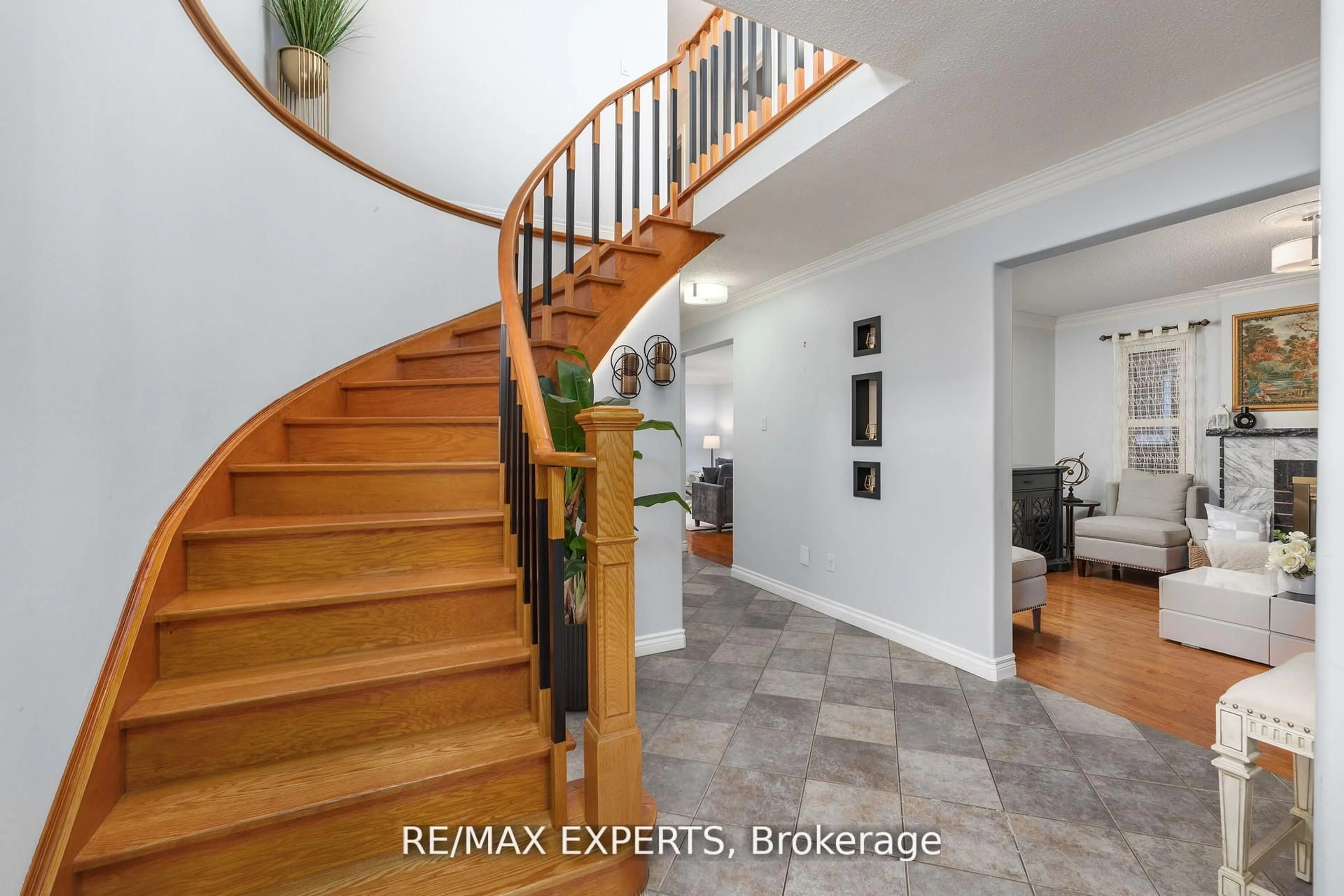 Indoor entryway for 482 Malaga Rd, Mississauga Ontario L5B 3W2