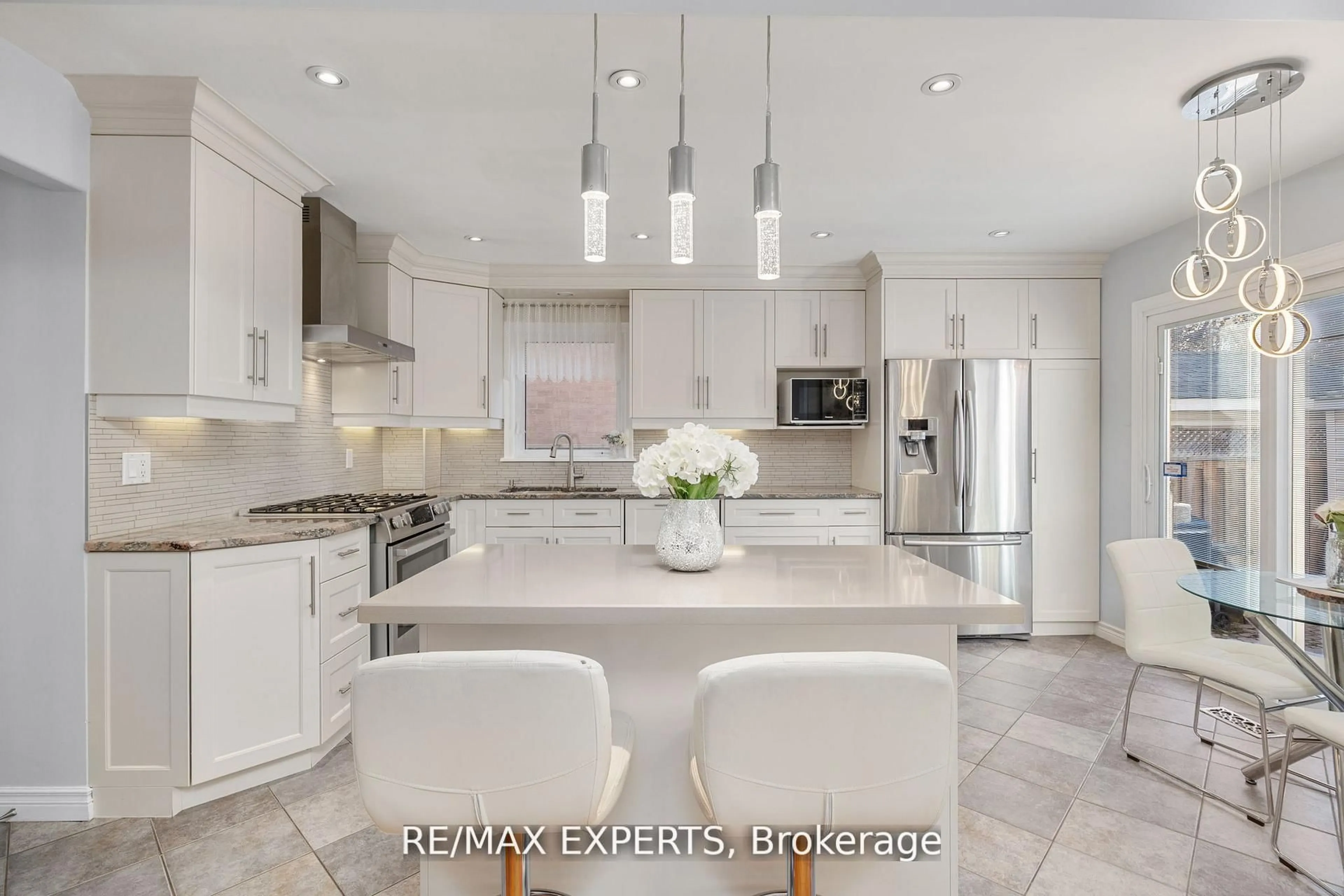 Open concept kitchen, ceramic/tile floor for 482 Malaga Rd, Mississauga Ontario L5B 3W2