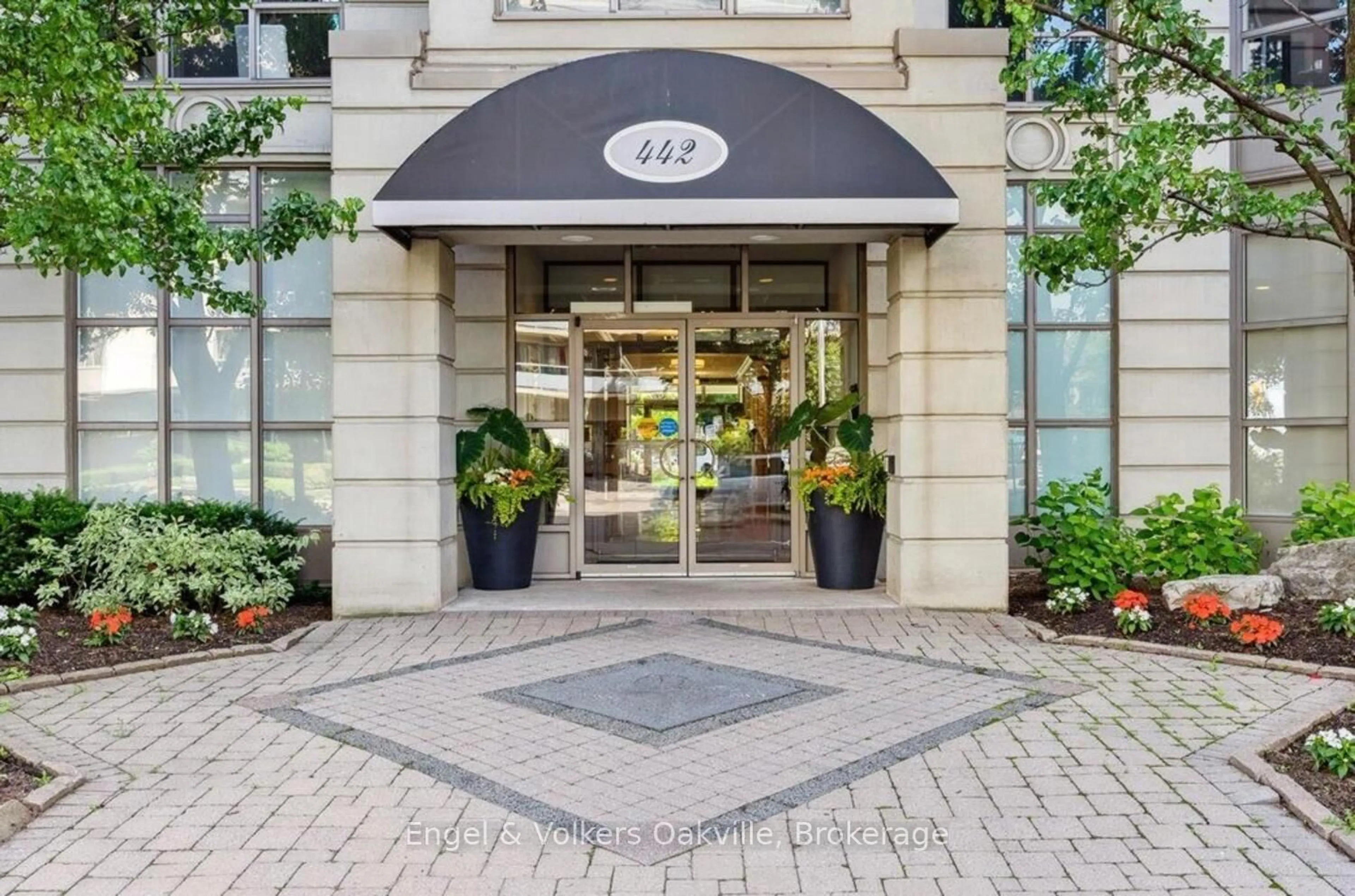 Indoor foyer for 442 Maple Ave #1402, Burlington Ontario L7S 2L7