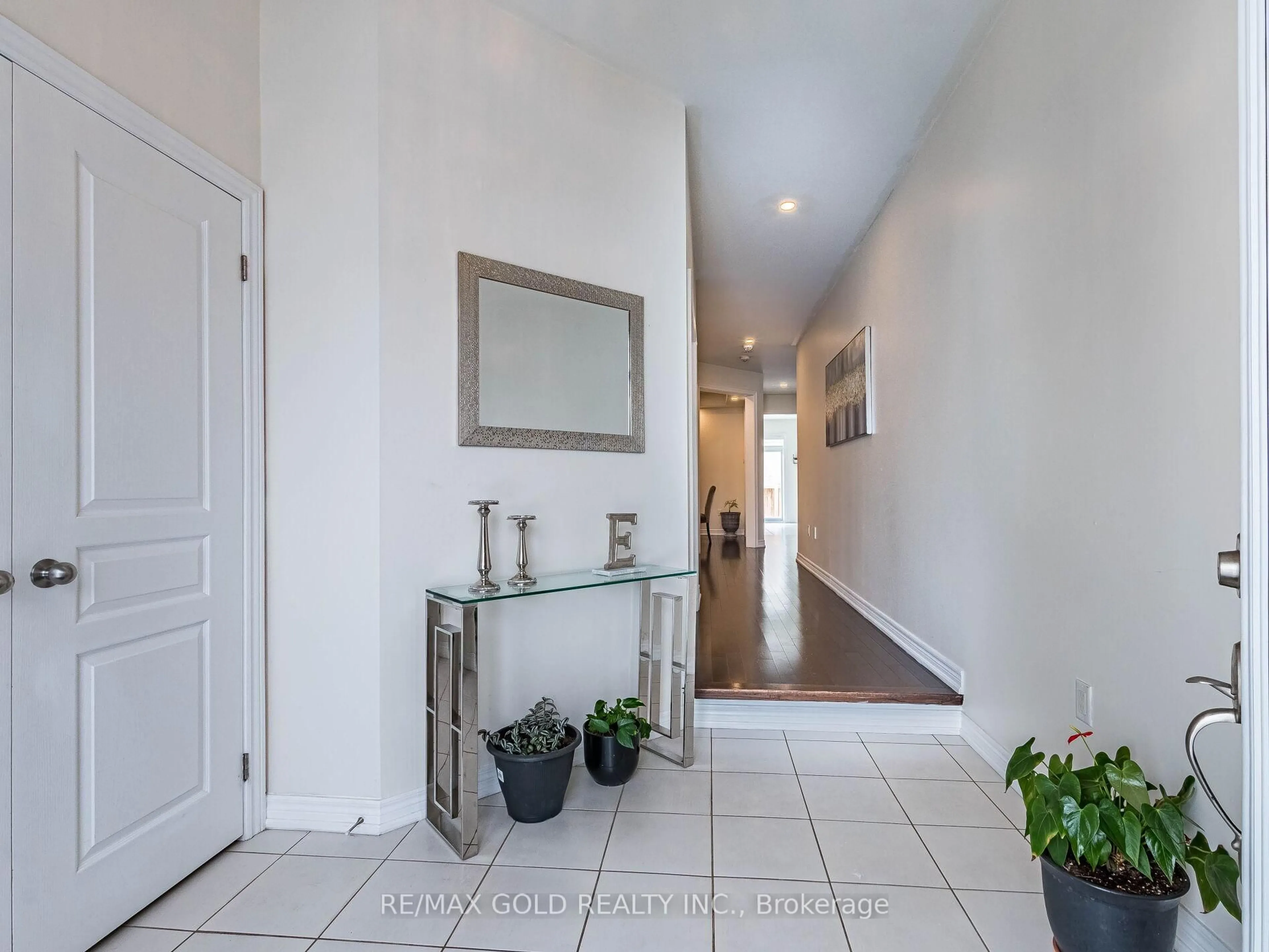 Indoor entryway for 520 Veterans Dr, Brampton Ontario L7A 5A7