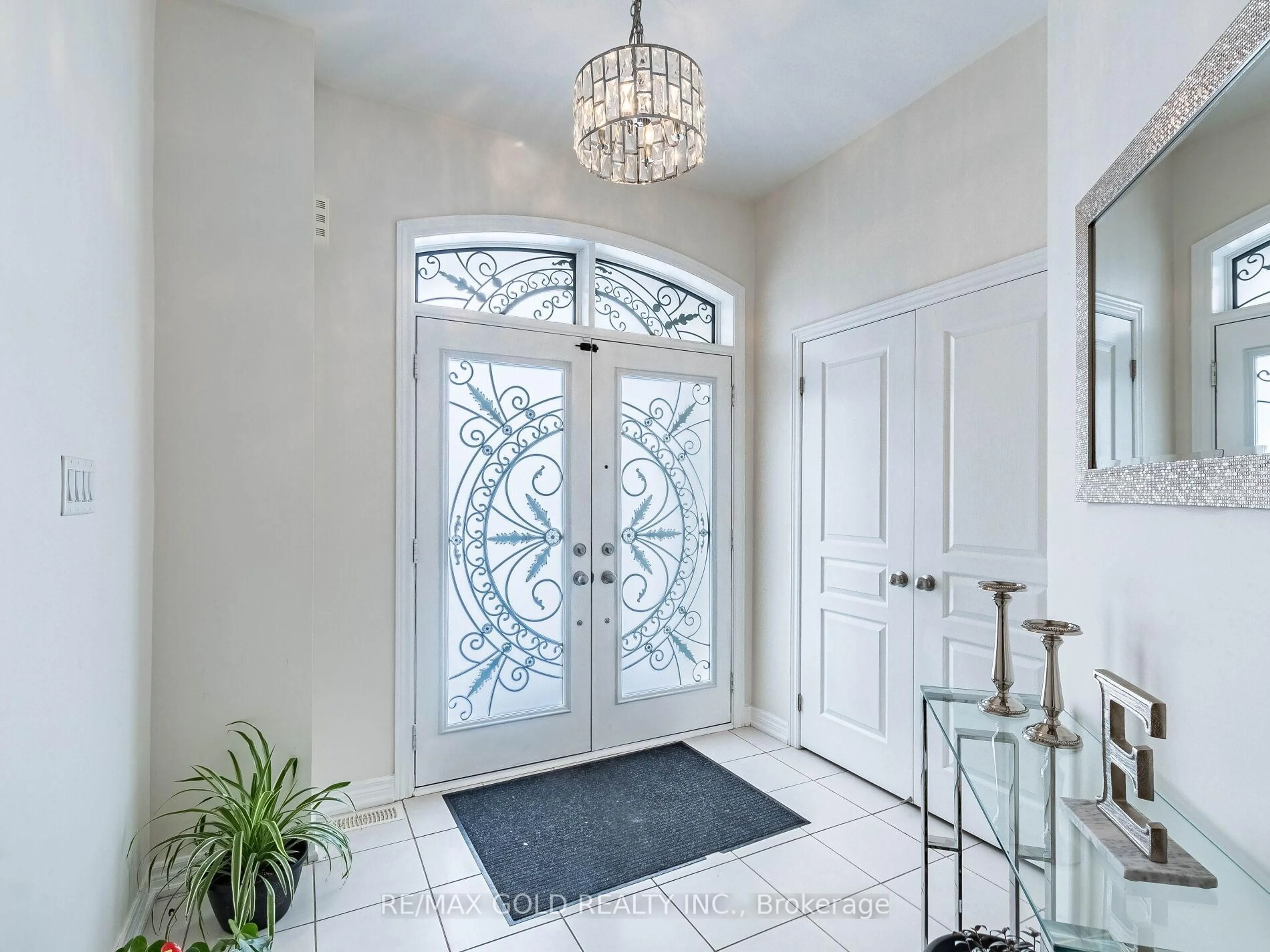 Indoor entryway for 520 Veterans Dr, Brampton Ontario L7A 5A7