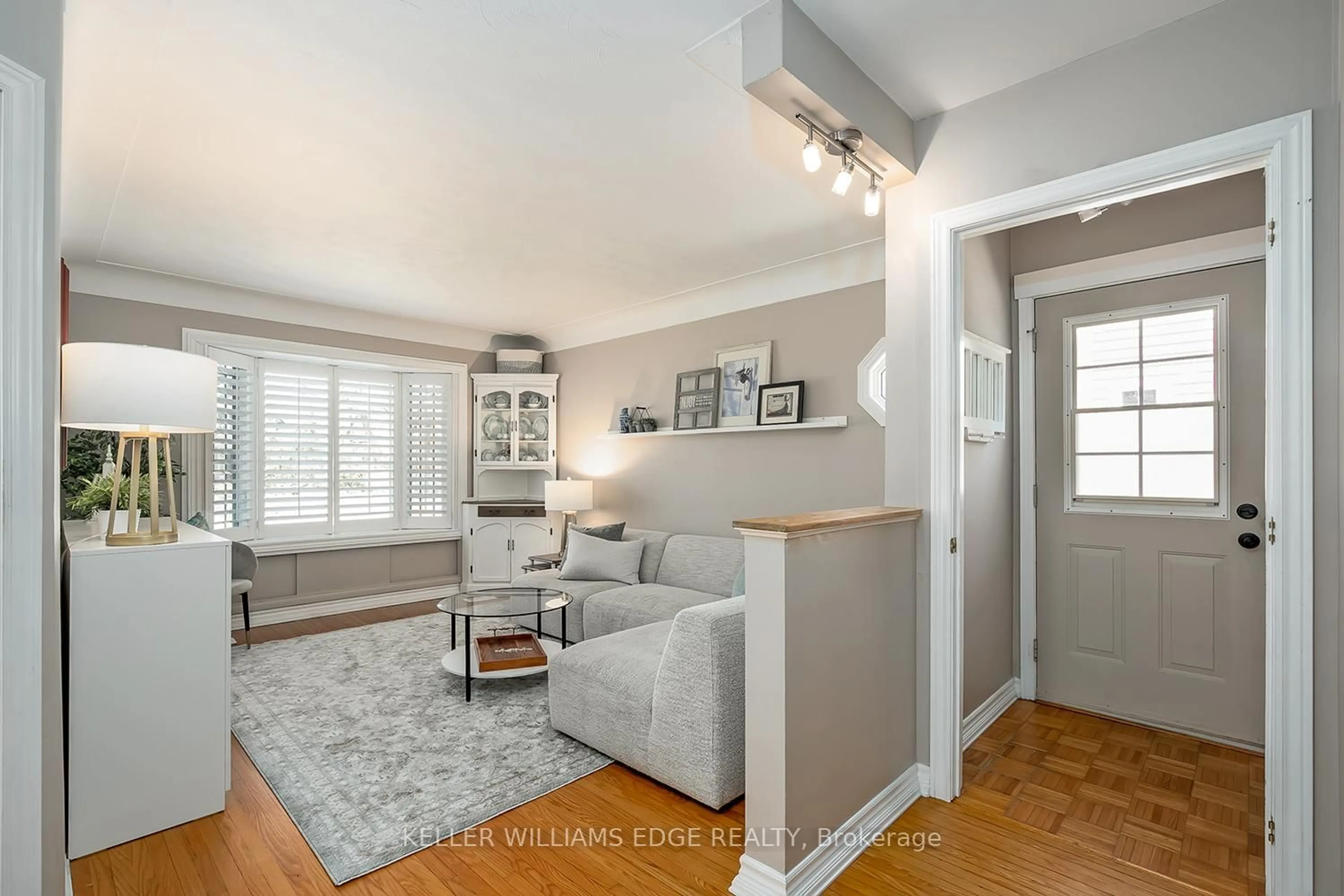 Living room with furniture, wood/laminate floor for 220 Townsend Ave, Burlington Ontario L7T 1Z4