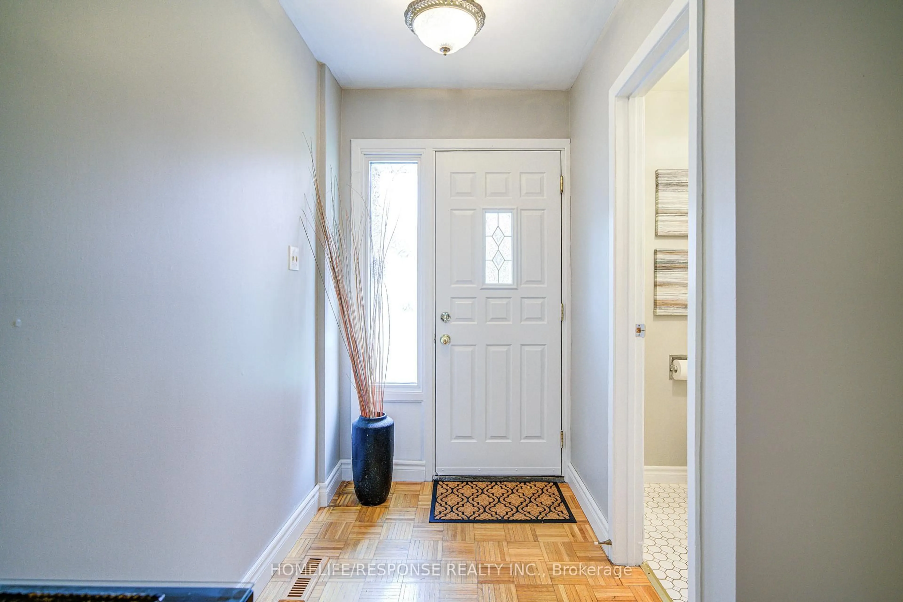 Indoor entryway for 33 Groveland Cres, Brampton Ontario L6S 1L1