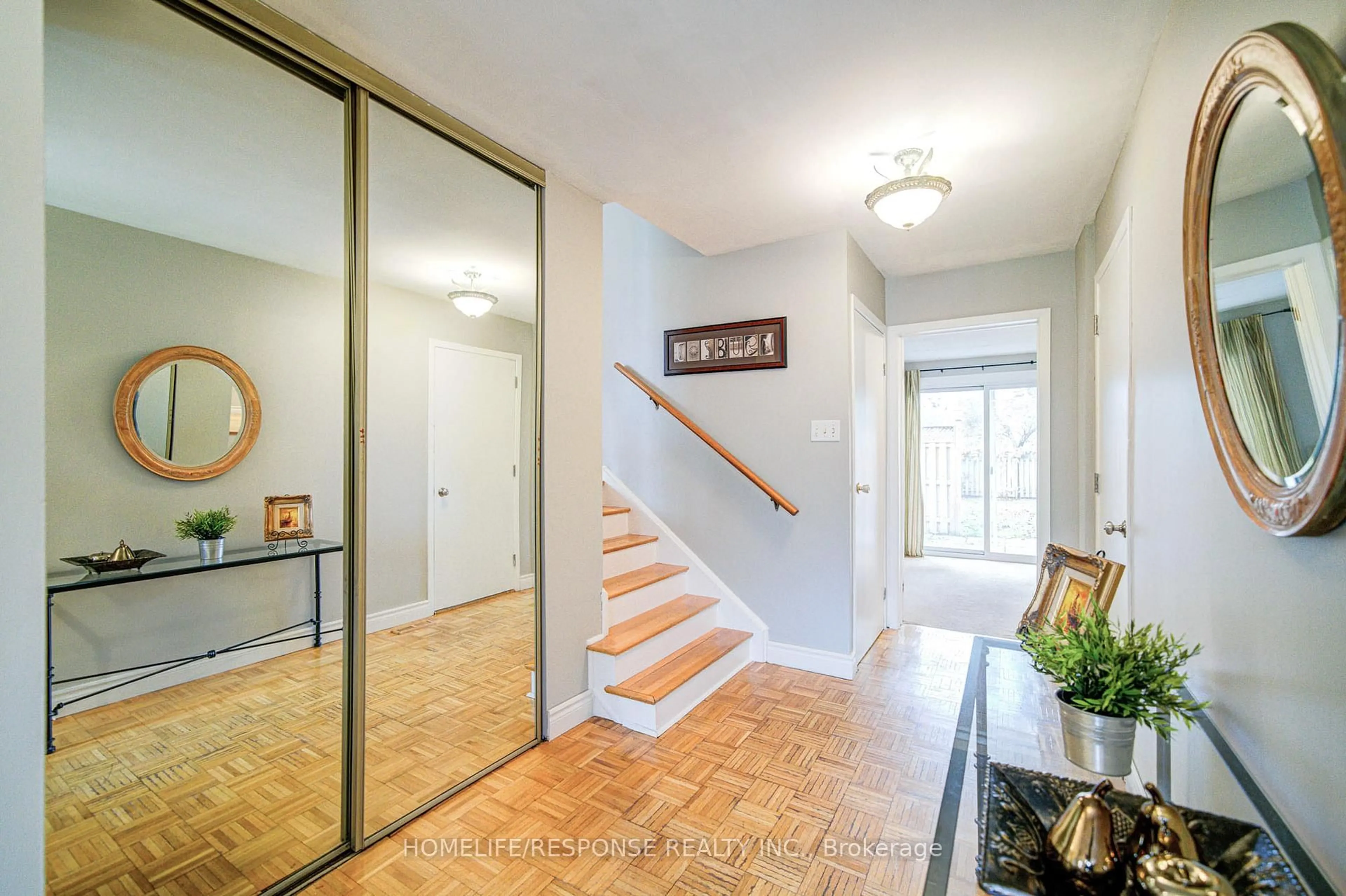 Indoor entryway for 33 Groveland Cres, Brampton Ontario L6S 1L1