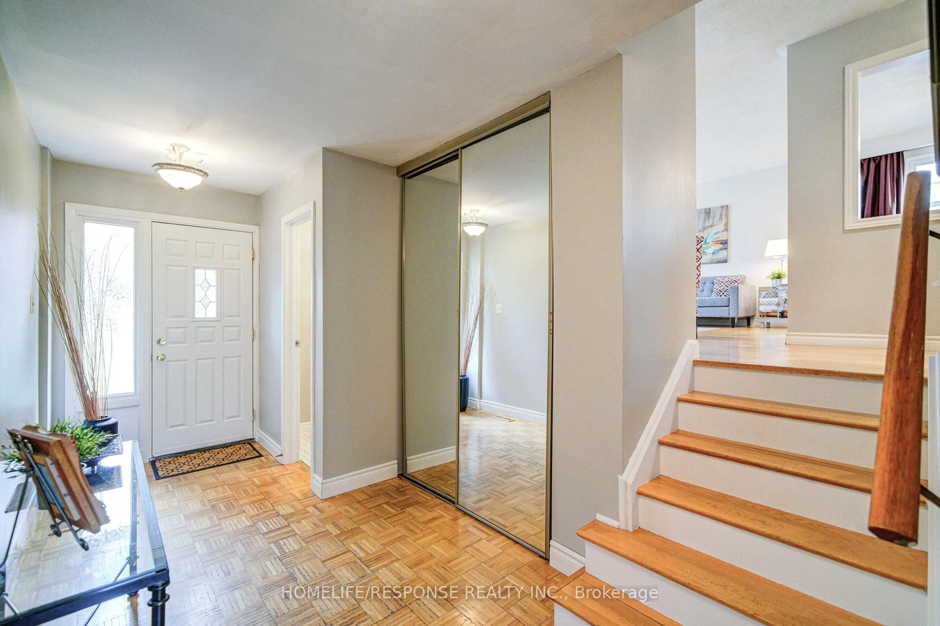 Indoor entryway for 33 Groveland Cres, Brampton Ontario L6S 1L1