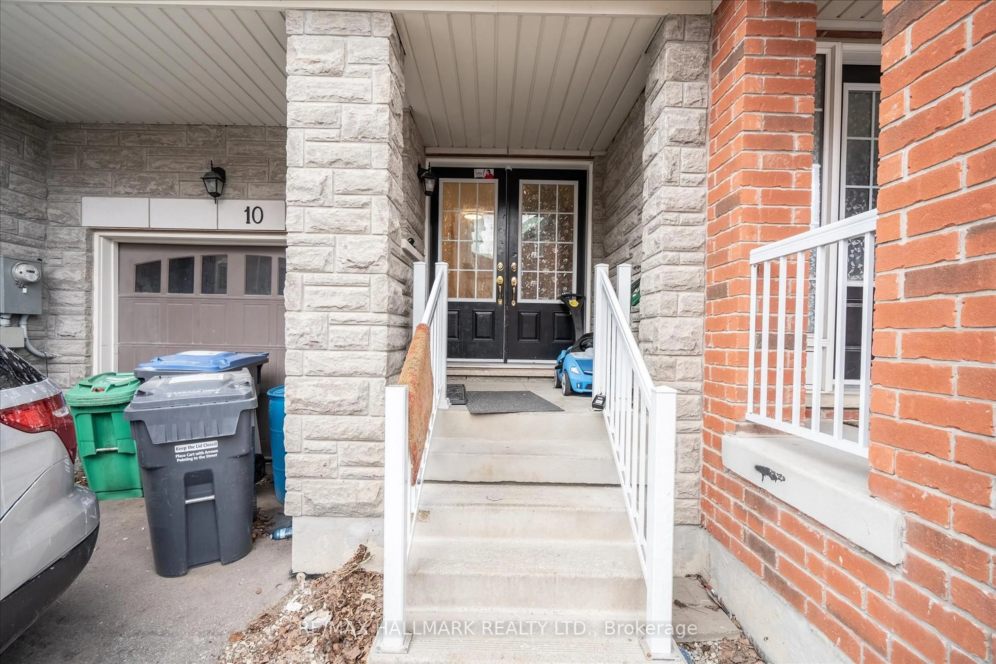 Indoor entryway for 10 Rabbit Run Way, Brampton Ontario L6Z 0J2