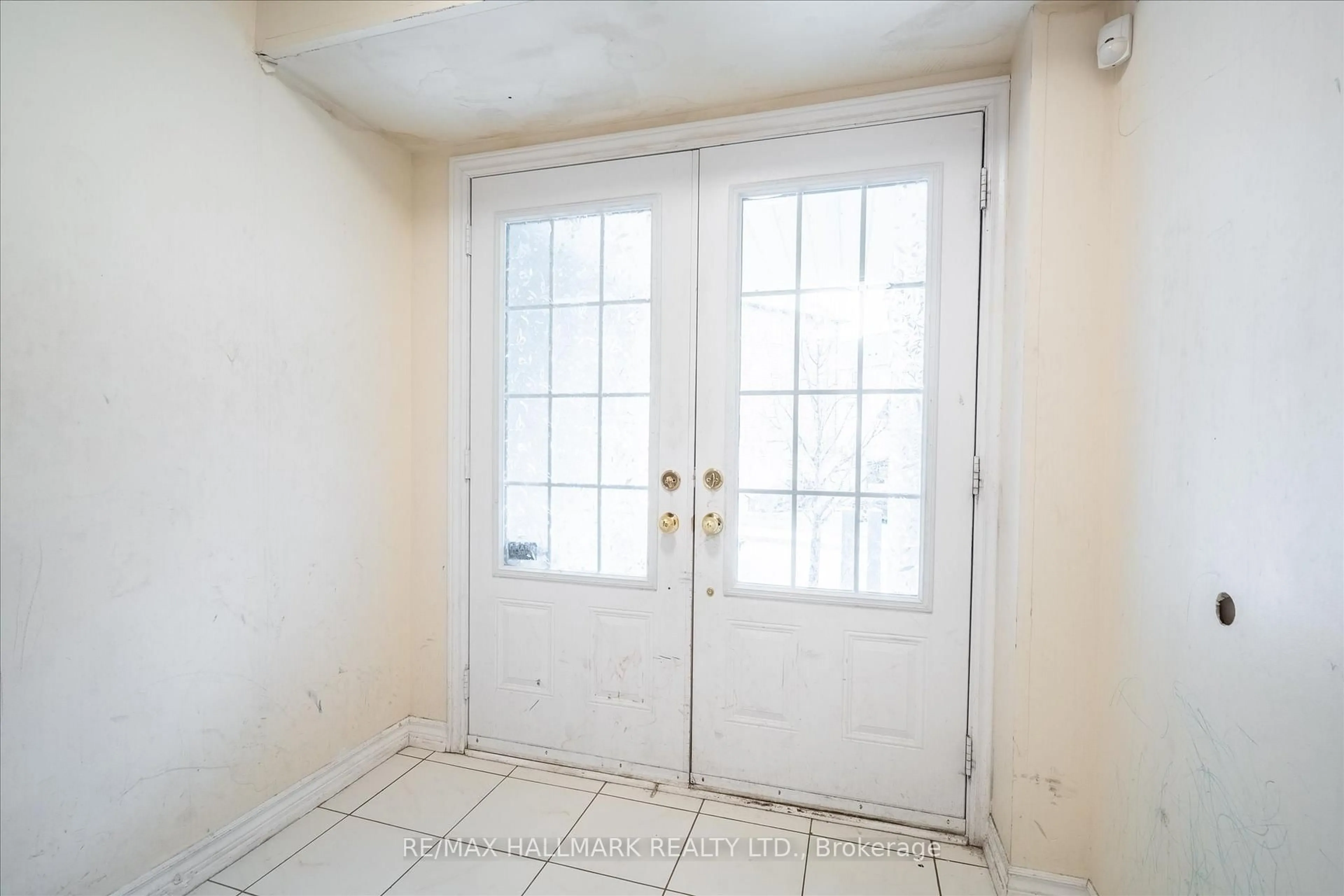 Indoor entryway for 10 Rabbit Run Way, Brampton Ontario L6Z 0J2
