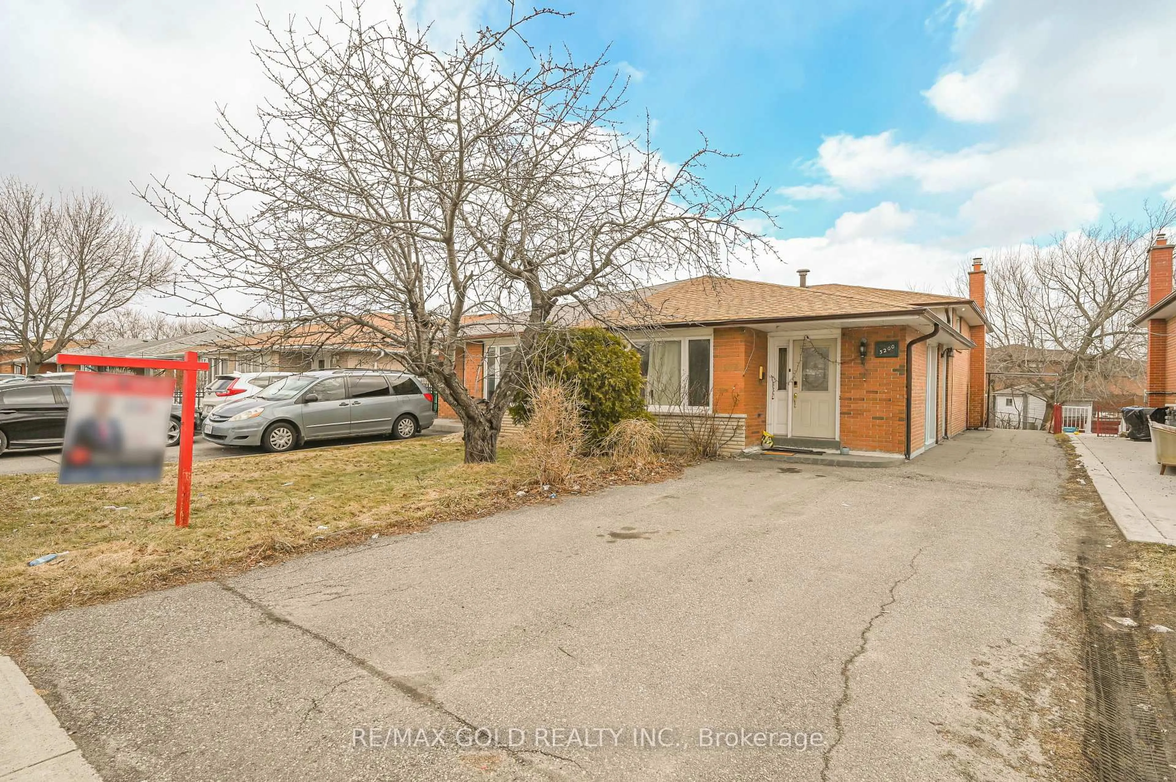 A pic from outside/outdoor area/front of a property/back of a property/a pic from drone, street for 3200 Morning Star Dr, Mississauga Ontario L4T 1X5