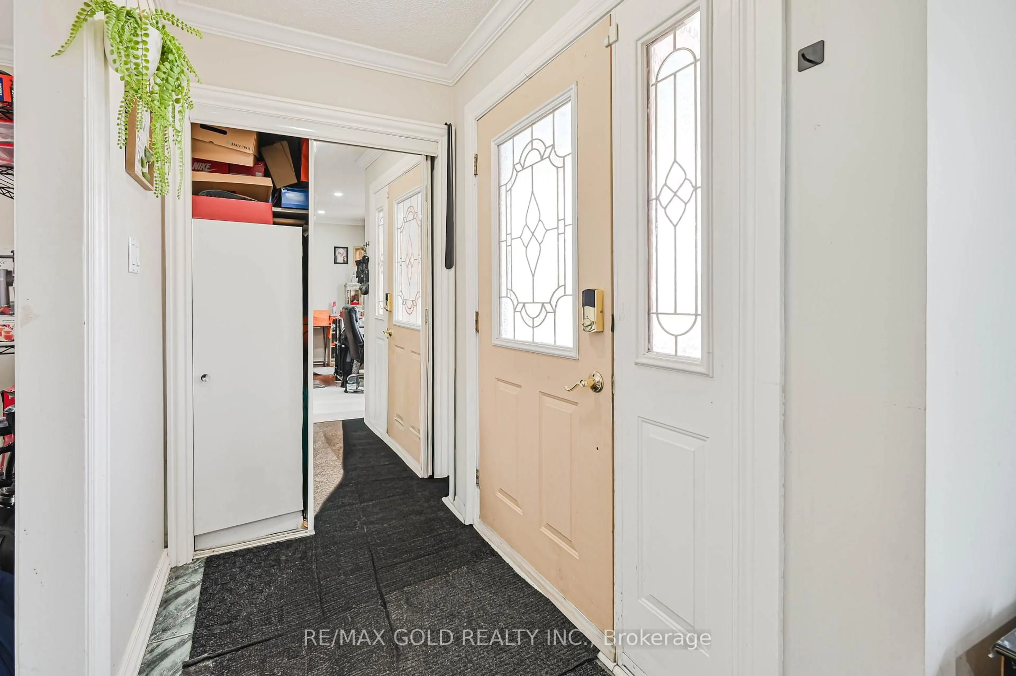 Indoor entryway for 3200 Morning Star Dr, Mississauga Ontario L4T 1X5