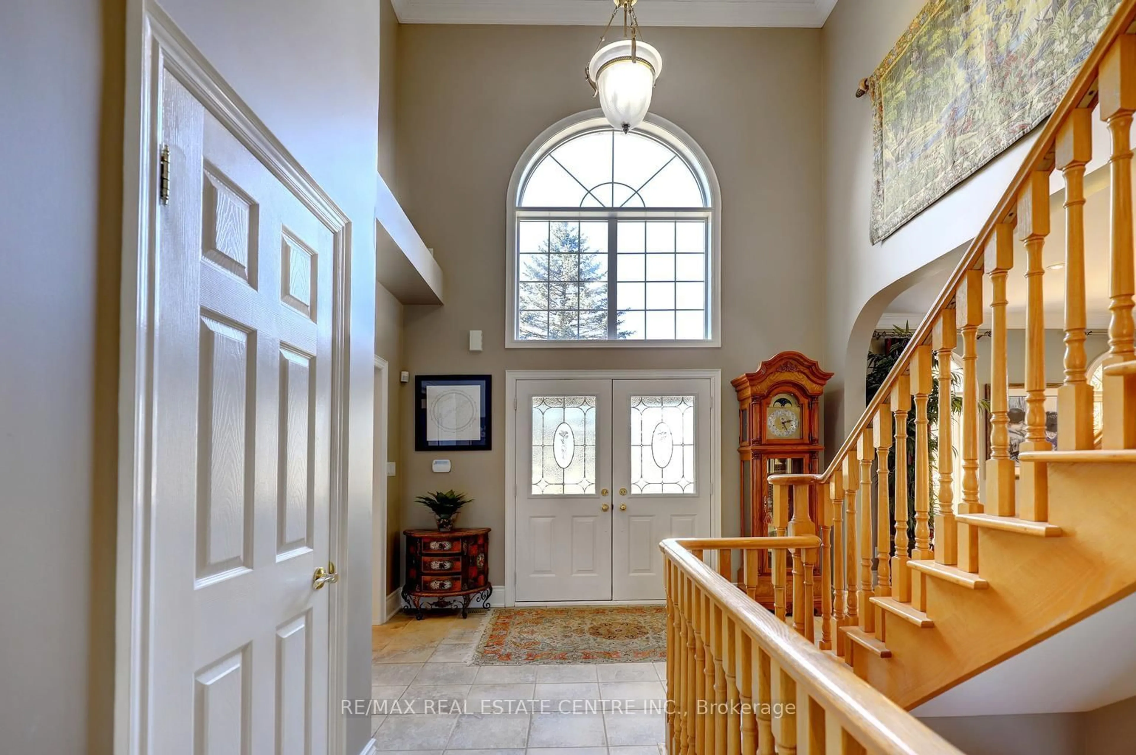 Indoor foyer for 8 Deer Run Cres, Halton Hills Ontario L7J 2L7