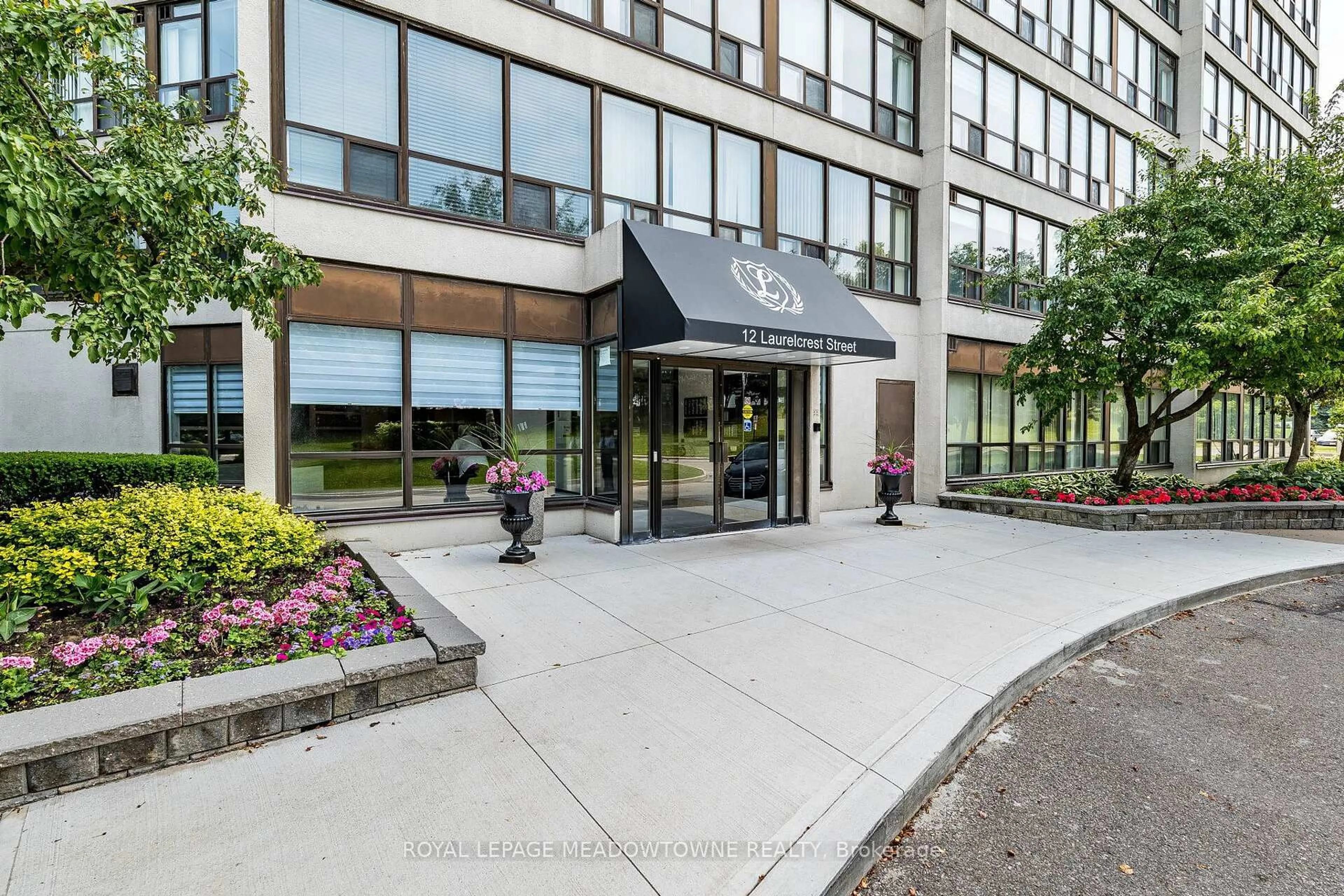 Indoor foyer for 12 Laurelcrest St #409, Brampton Ontario L6S 5Y4