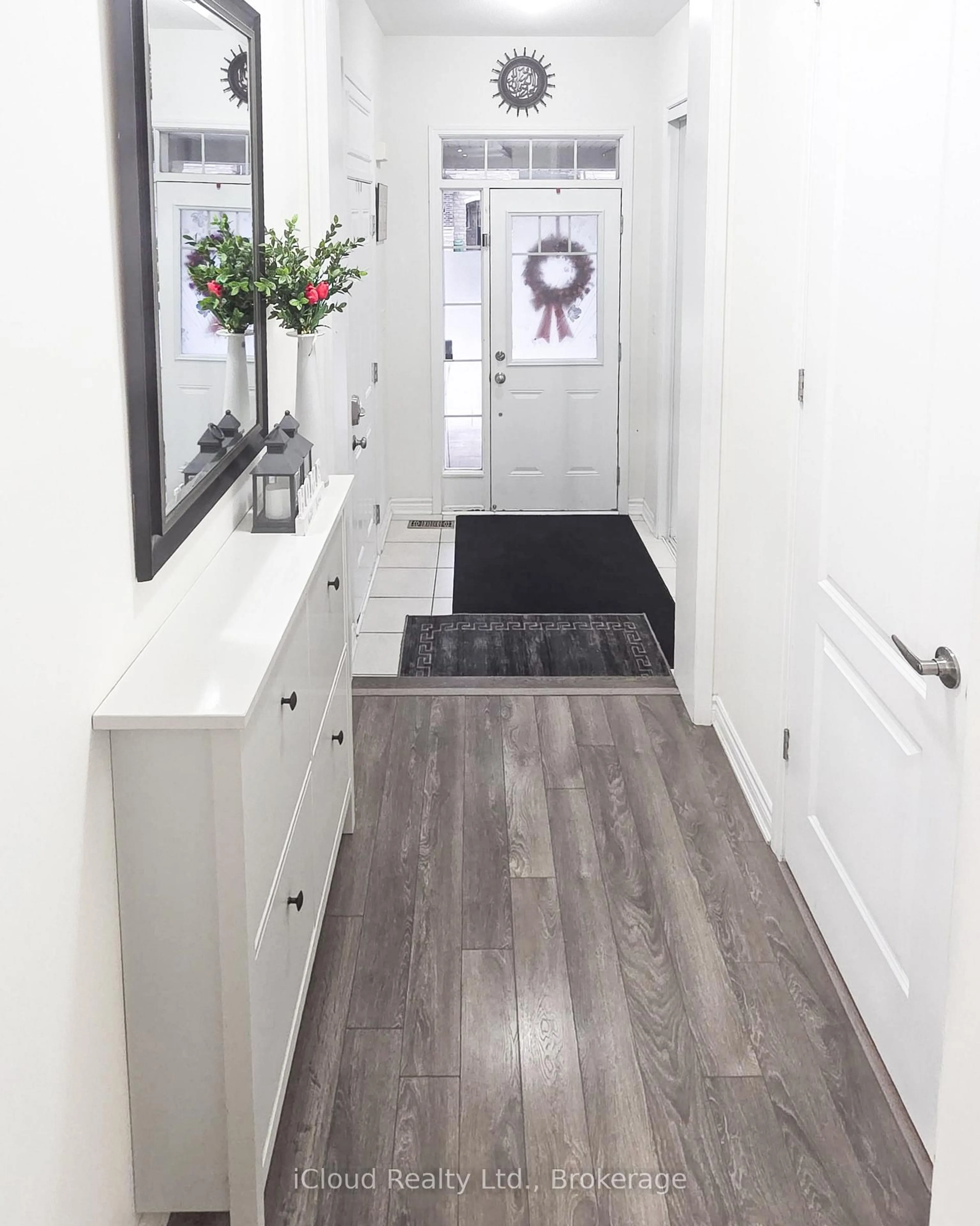 Indoor entryway for 68 Phyllis Dr, Caledon Ontario L7C 4E2