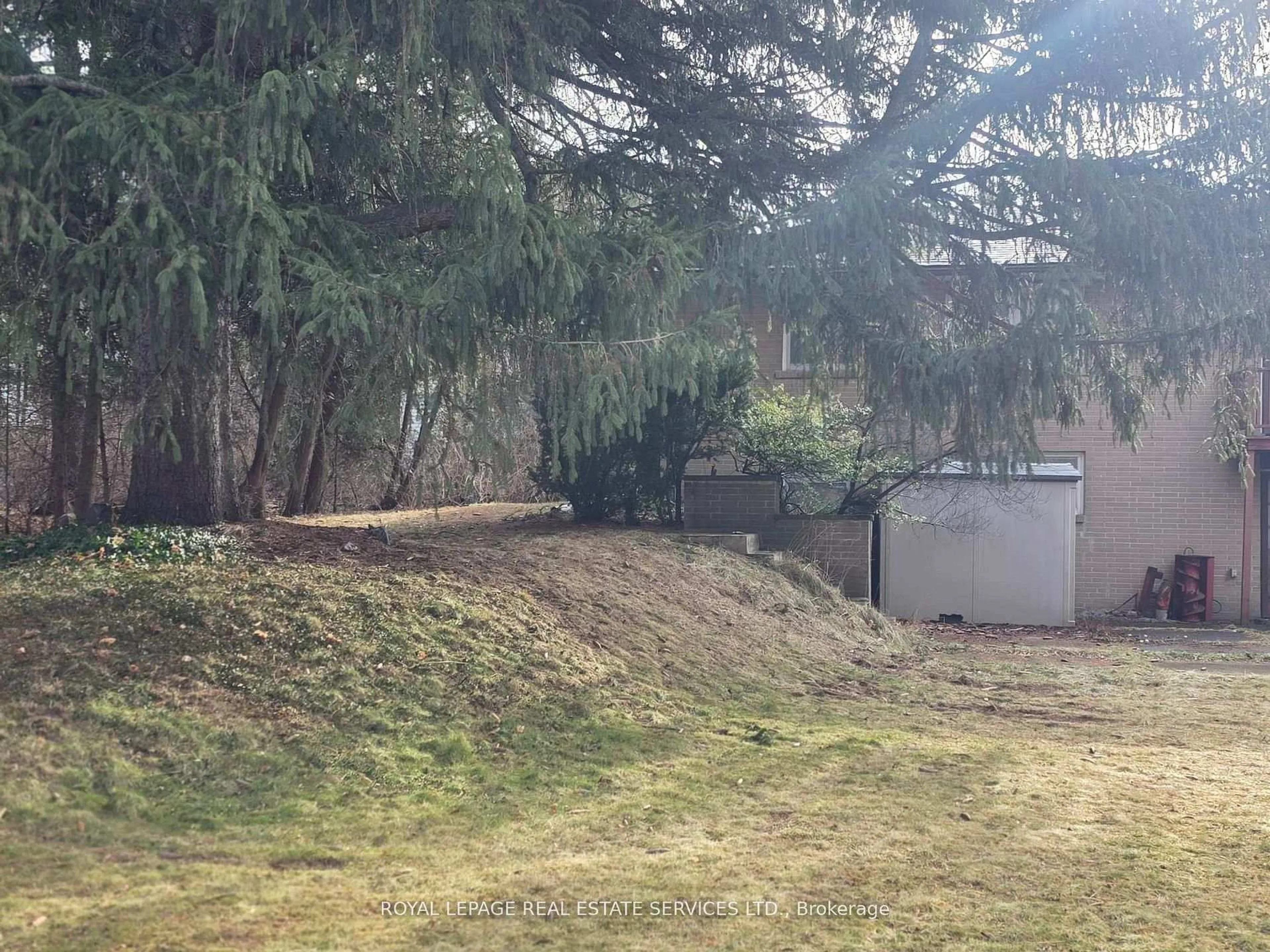 A pic from outside/outdoor area/front of a property/back of a property/a pic from drone, forest/trees view for 541 Vanessa Cres, Mississauga Ontario L5H 2N4