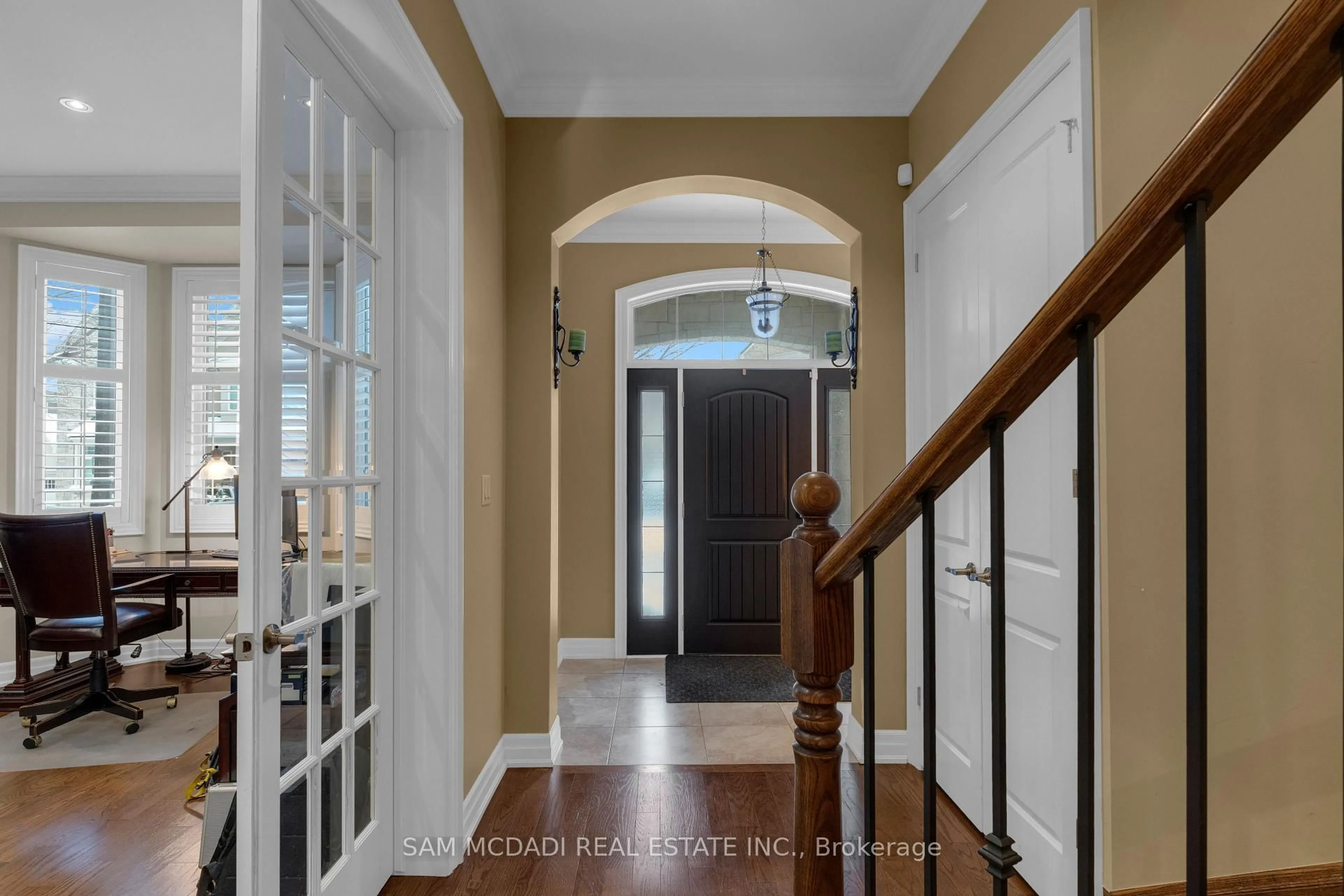 Indoor entryway for 136 North Park Blvd, Oakville Ontario L6M 0W6