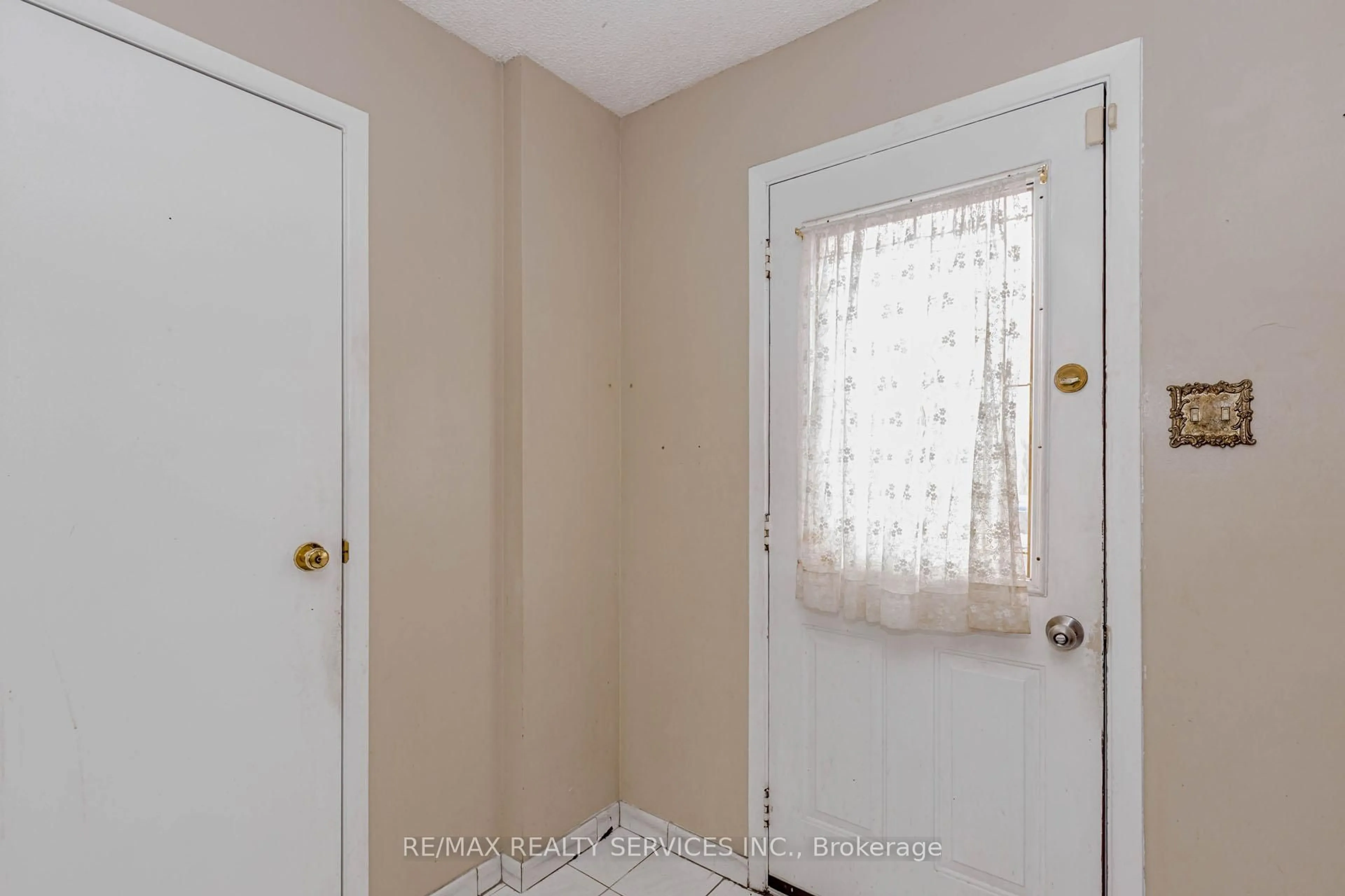 A pic of a room for 130 Cutters Cres, Brampton Ontario L6Y 4J8