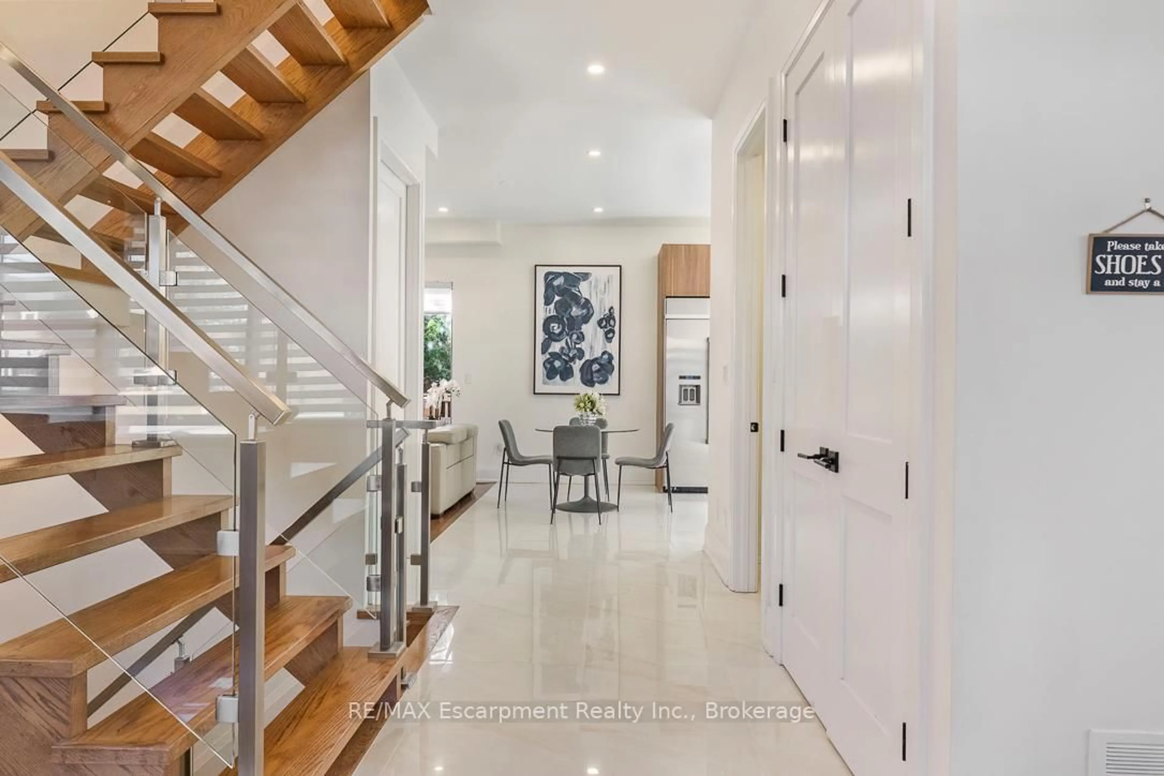 Indoor entryway for 1526 Bridge Rd, Oakville Ontario L6L 2E3