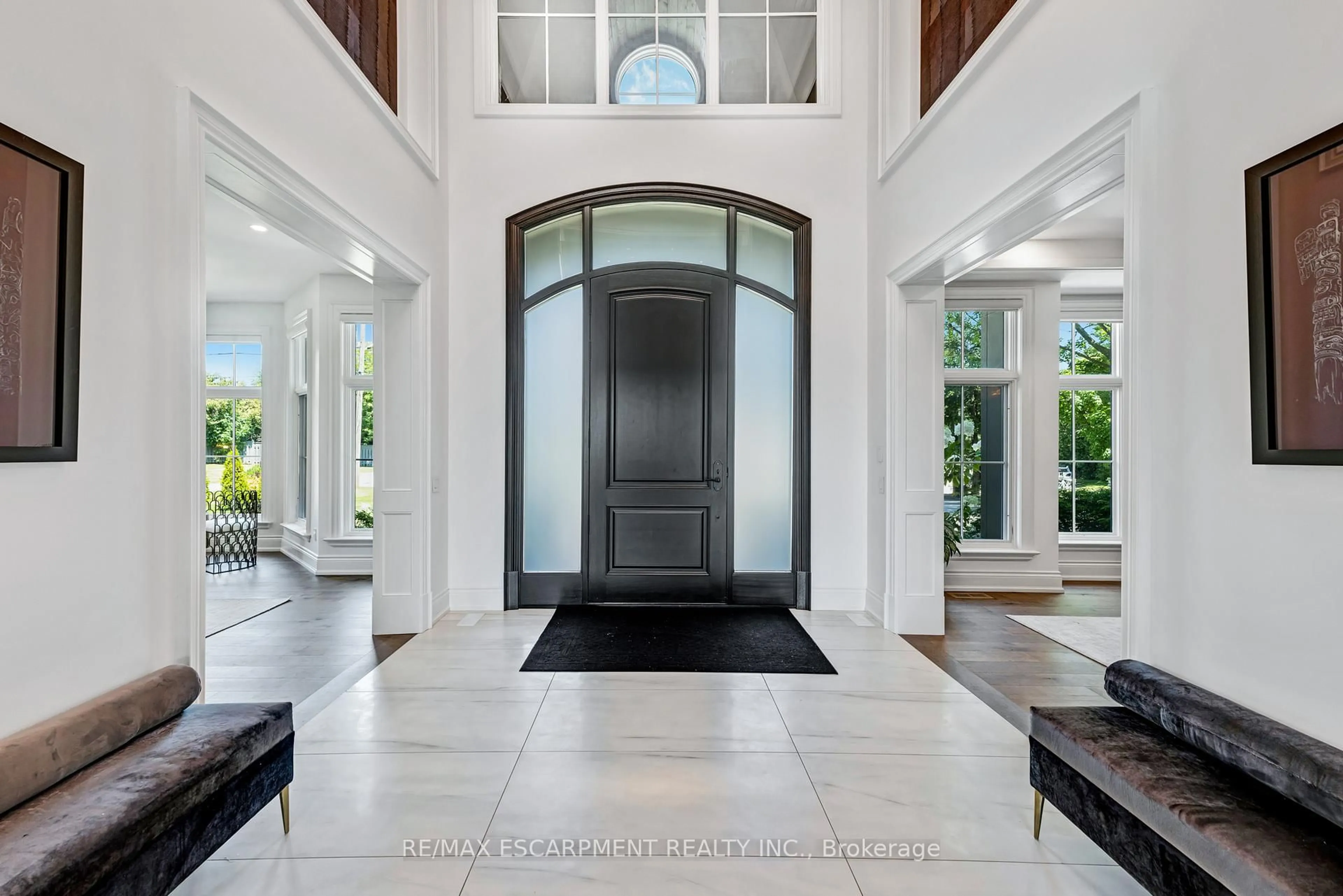 Indoor foyer for 714 Atoka Dr, Mississauga Ontario L5H 1Y6