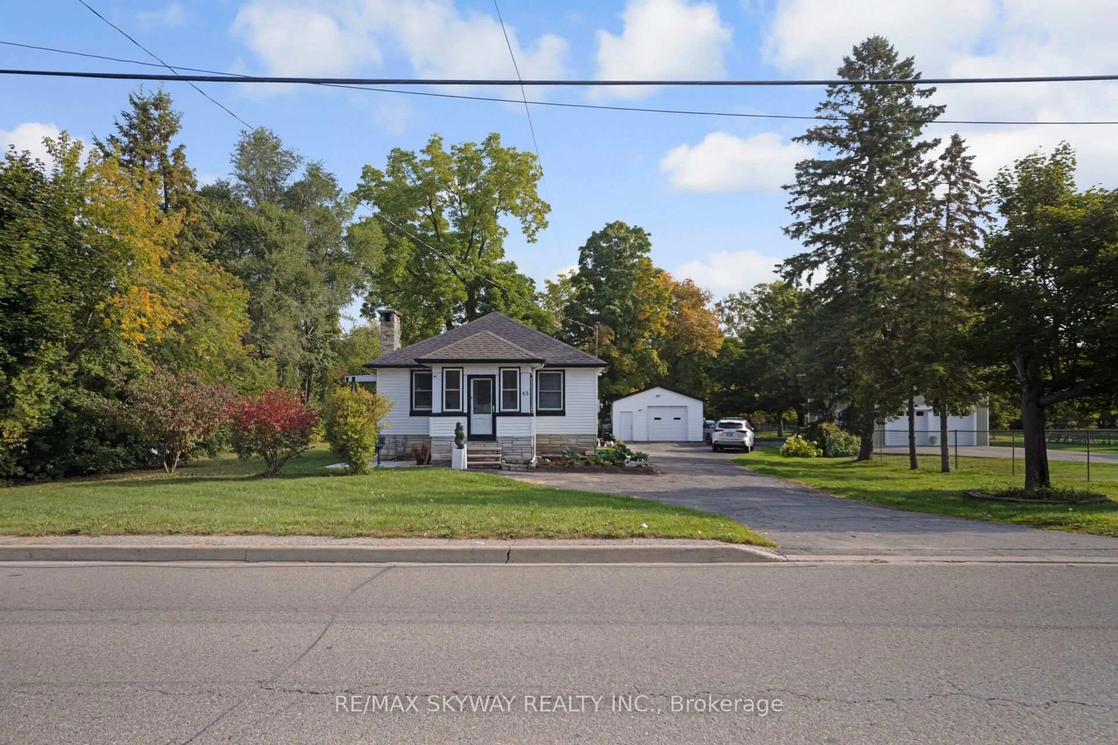 A pic from outside/outdoor area/front of a property/back of a property/a pic from drone, street for 45 Confederation St, Halton Hills Ontario L7G 3R4