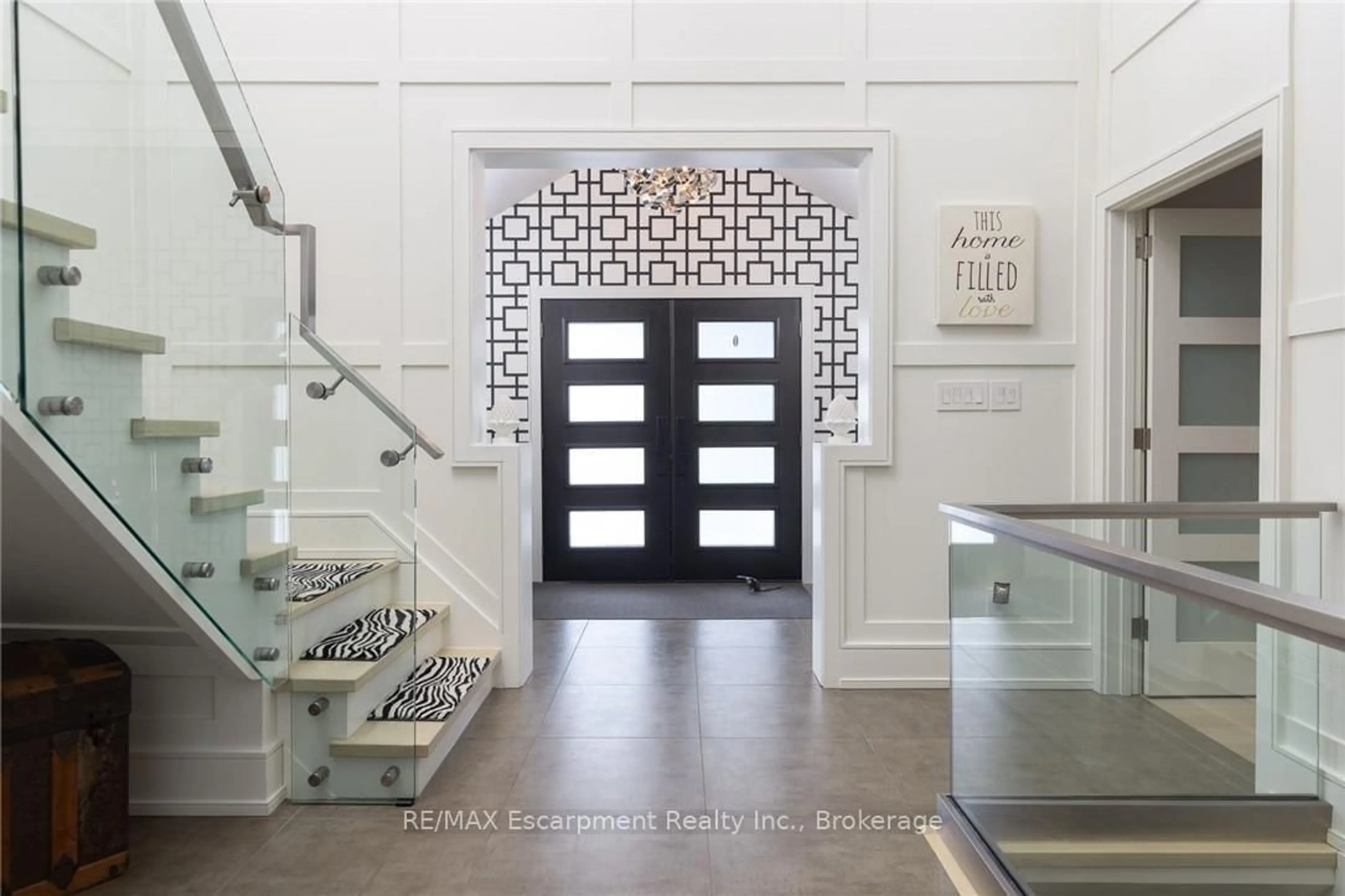 Indoor entryway for 287 MacDonald Rd, Oakville Ontario L6J 2A6