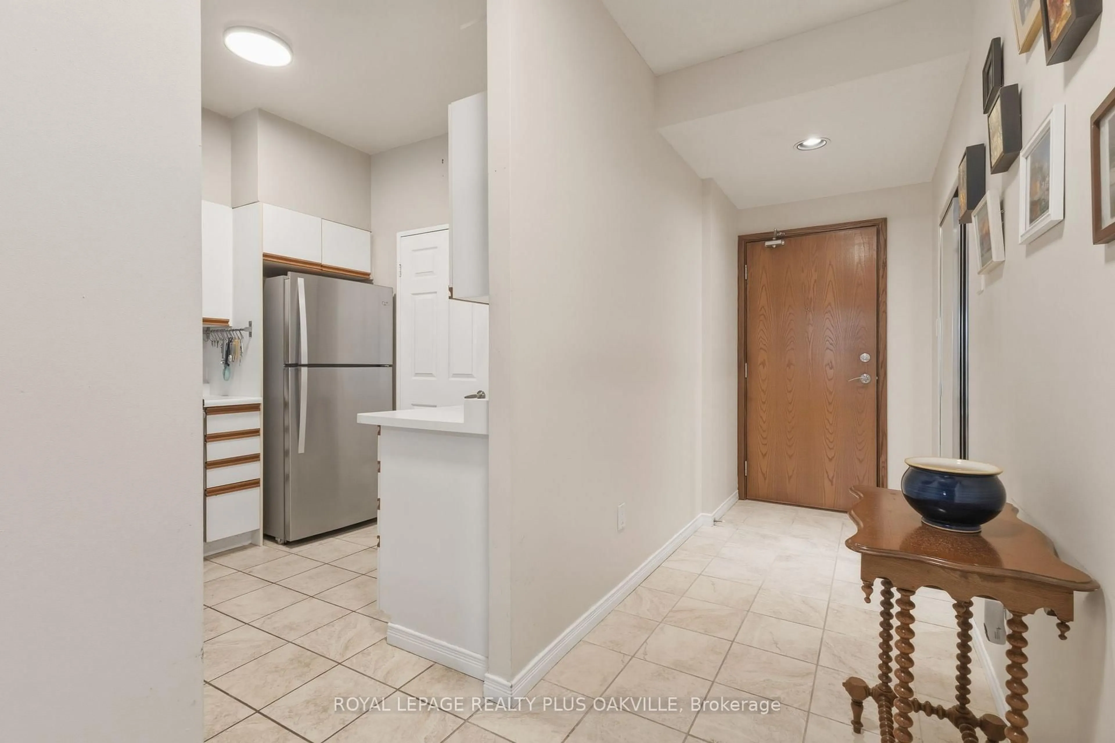 Indoor entryway for 2511 Lakeshore Rd #311, Oakville Ontario L6L 6L9