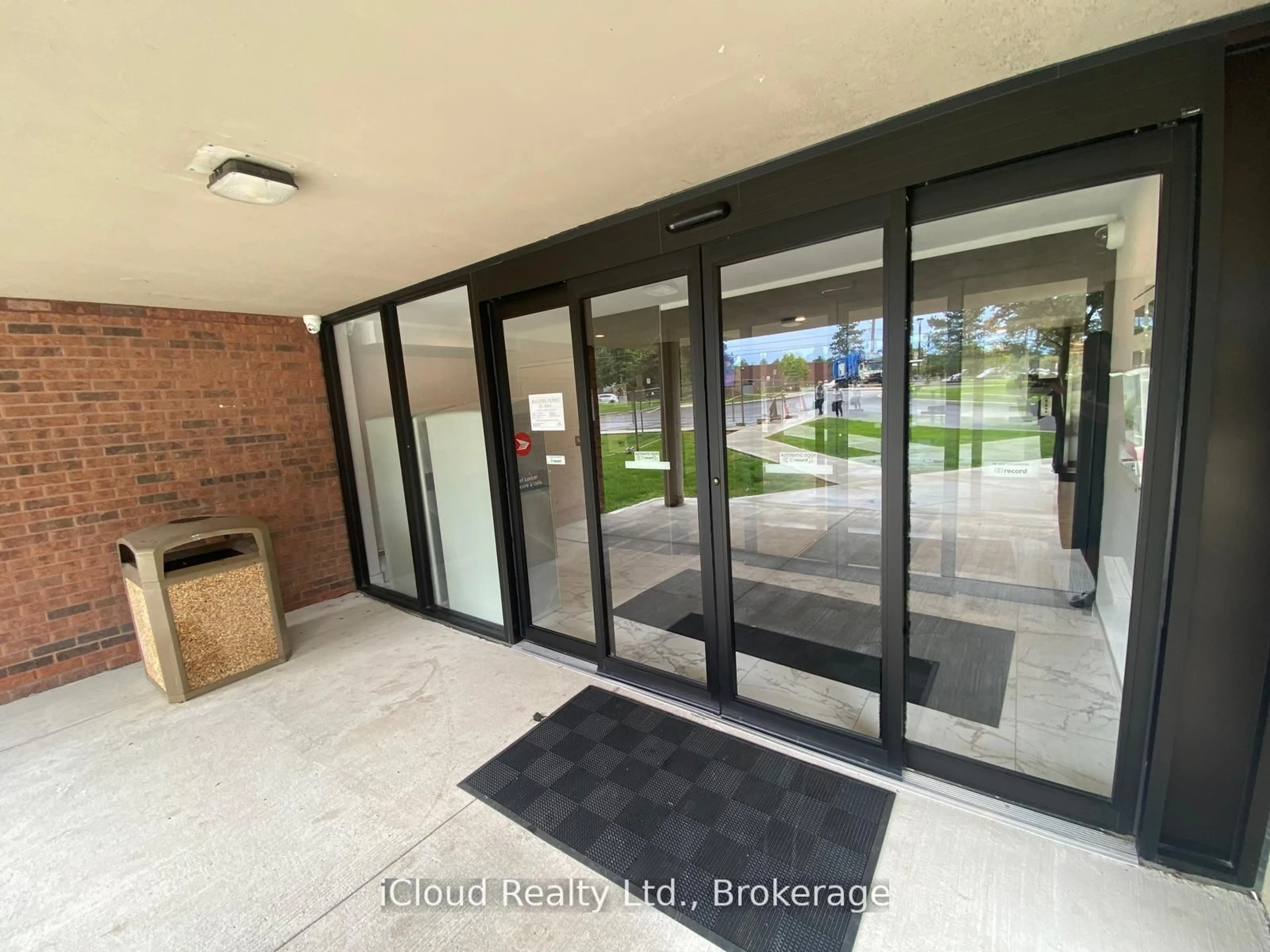 Indoor foyer for 3501 Glen Erin Dr #606, Mississauga Ontario L5L 2E9