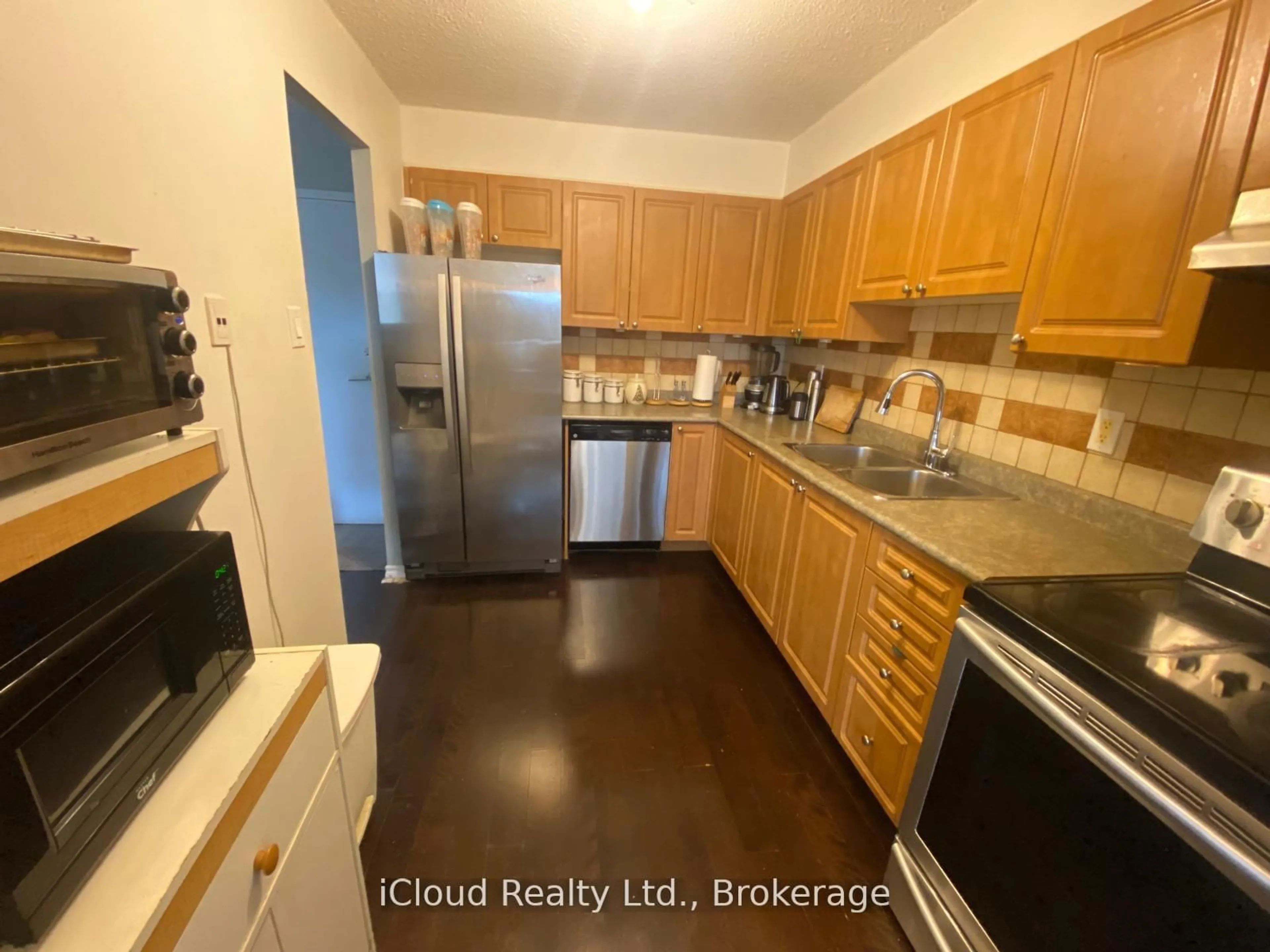 Standard kitchen, wood/laminate floor for 3501 Glen Erin Dr #606, Mississauga Ontario L5L 2E9