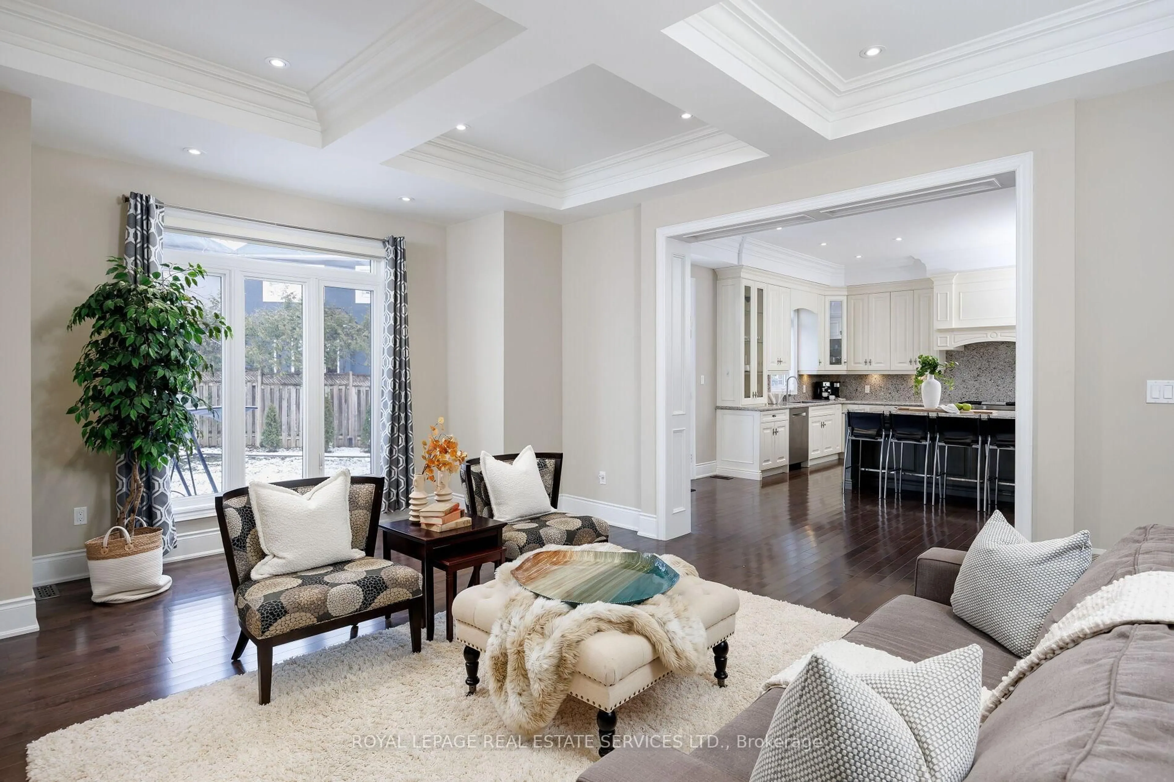 Living room with furniture, unknown for 125 Paliser Crt, Oakville Ontario L6K 2H1