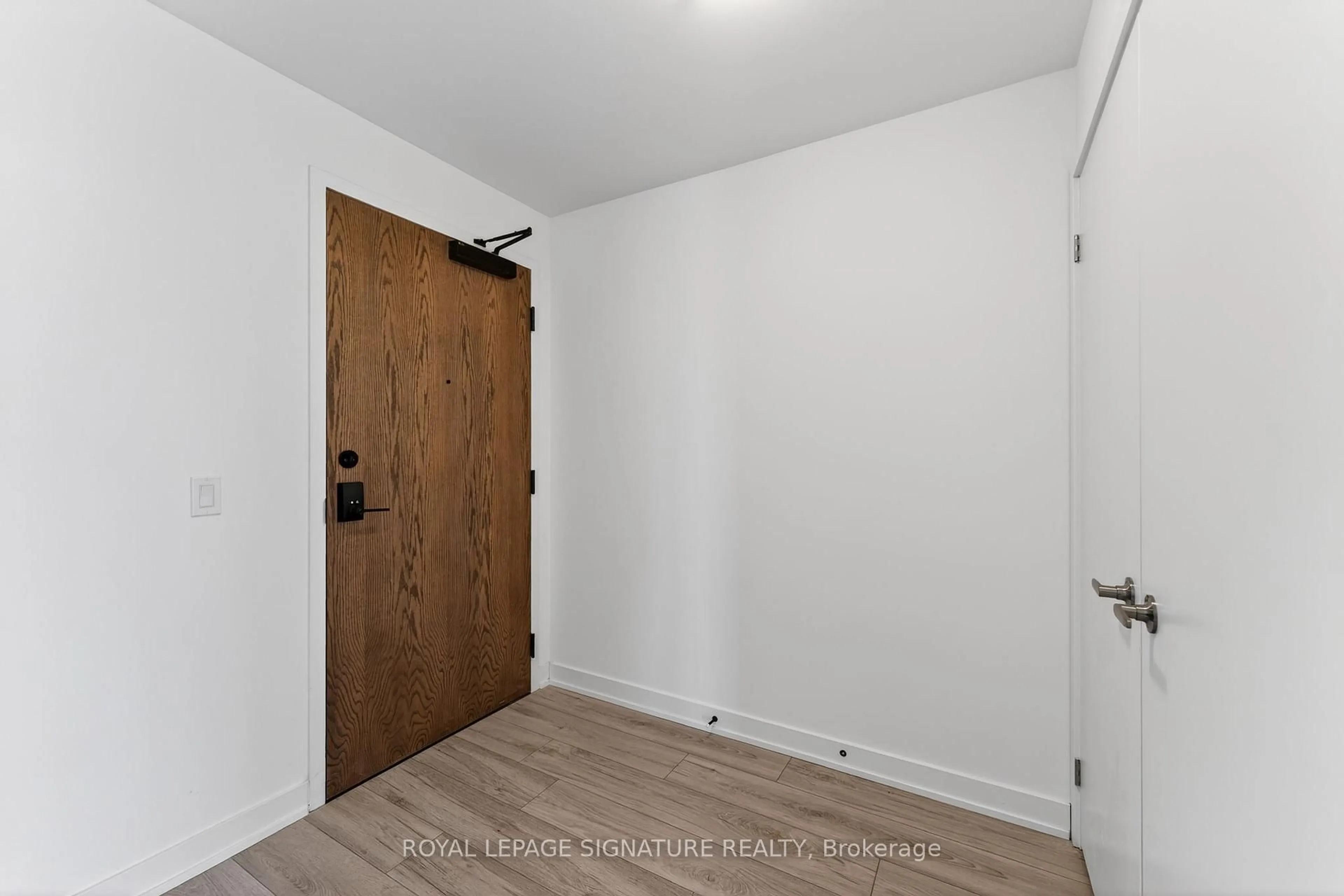 Indoor entryway for 1035 Southdown Rd #1008, Mississauga Ontario L5J 0A2