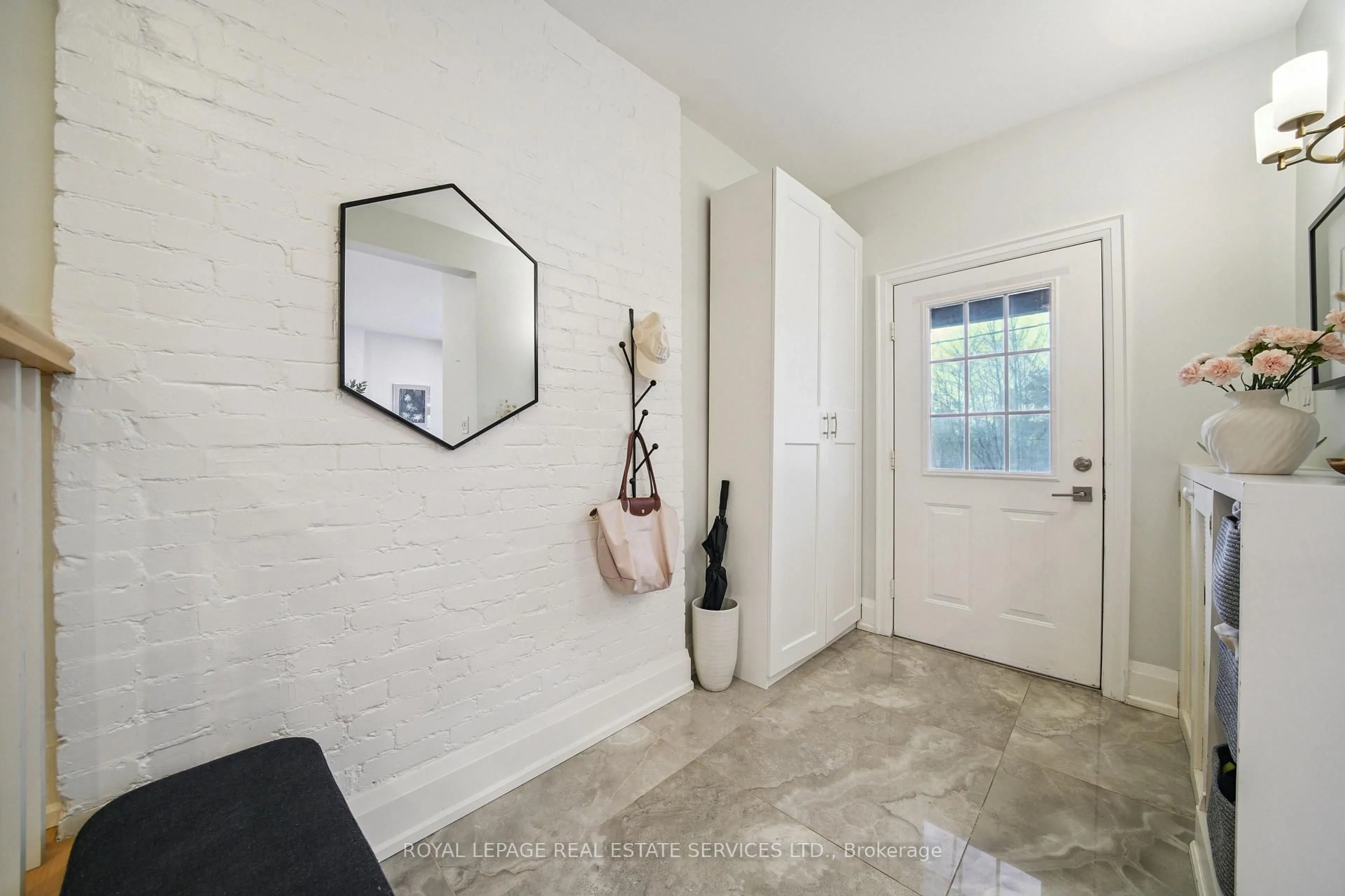 Indoor entryway for 29 Parkside Dr, Toronto Ontario M6R 2Y7