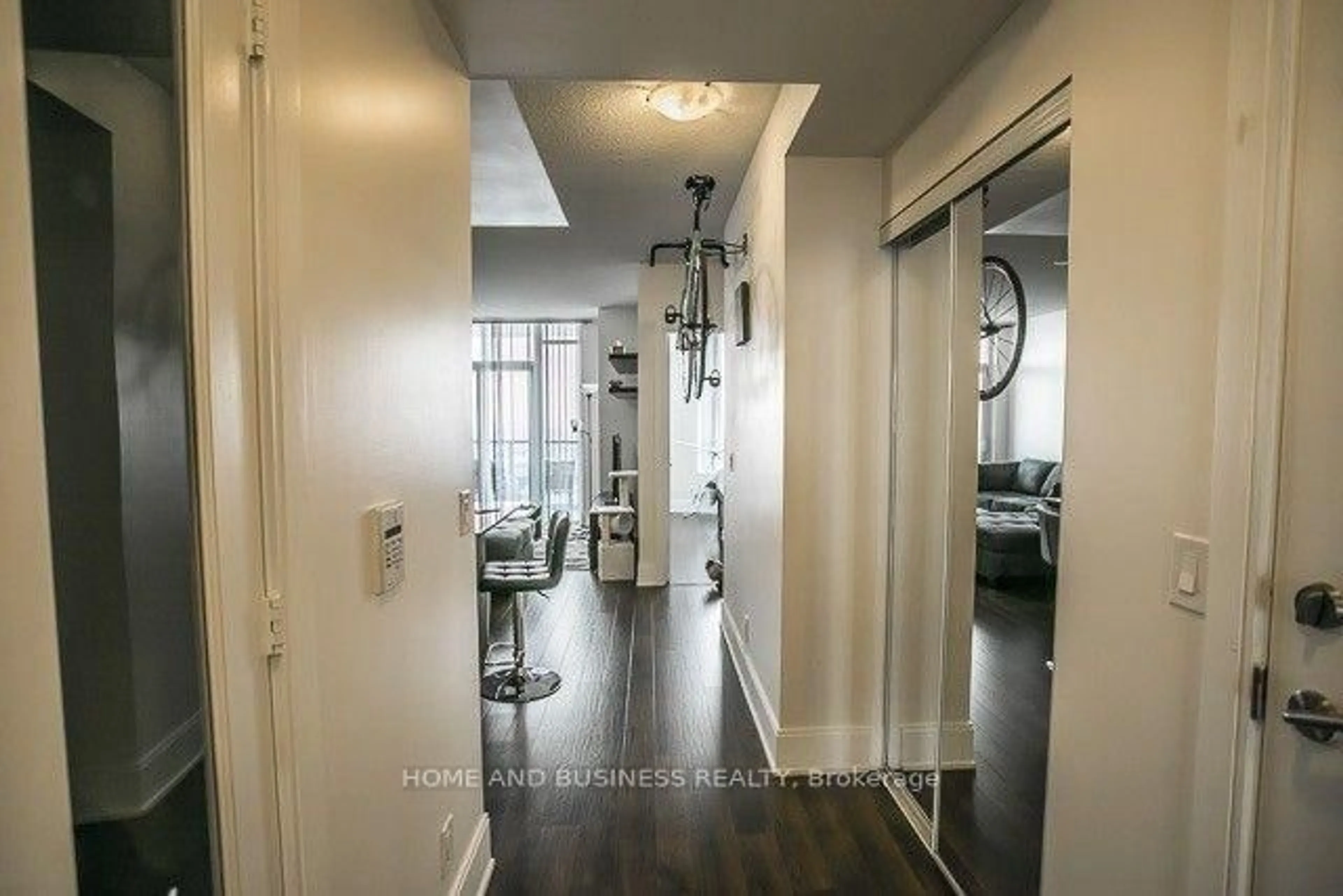 Indoor entryway for 330 Burnhamthorpe Rd #2701, Mississauga Ontario L5B 0E1