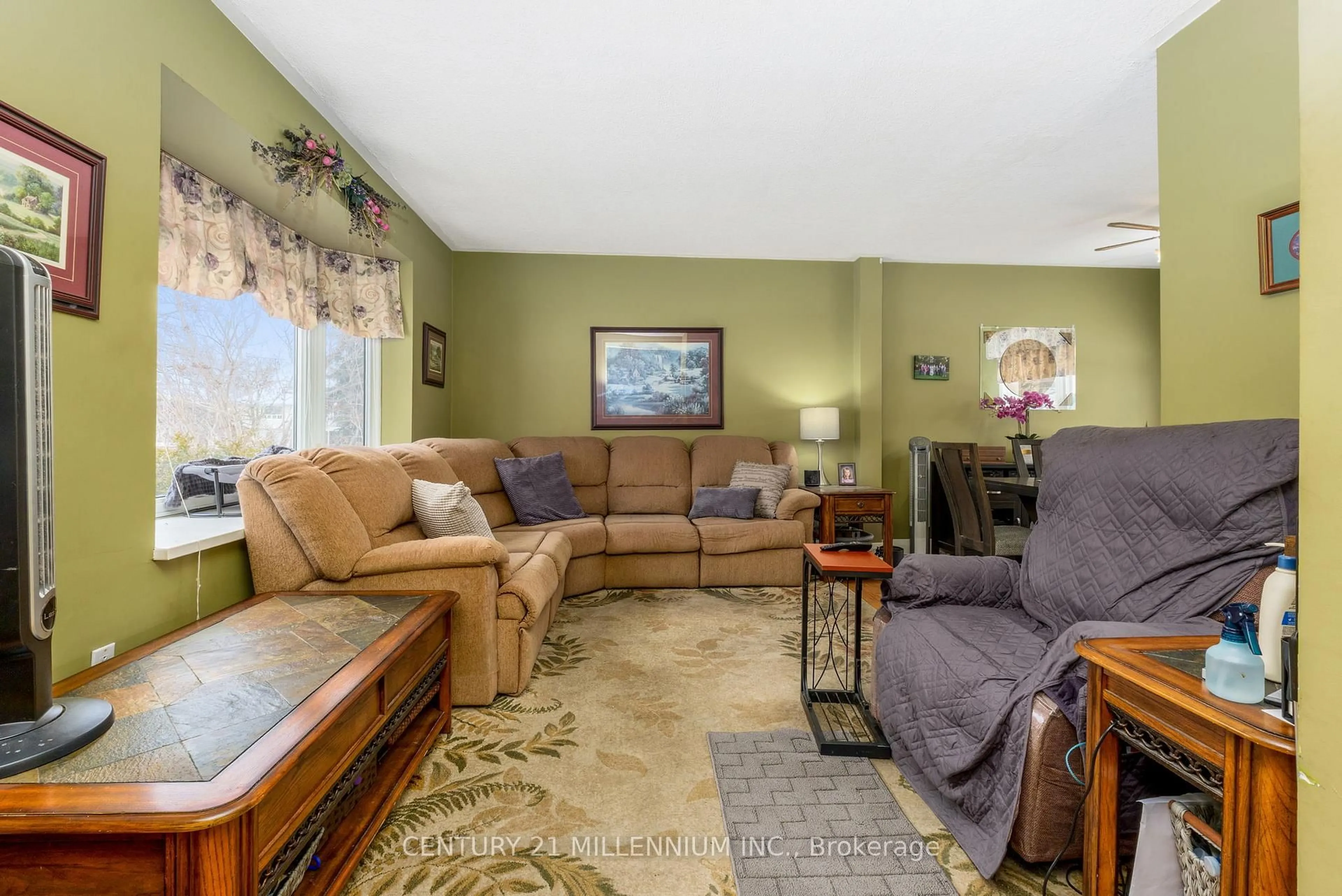 Living room with furniture, unknown for 9 Crestview Ave, Brampton Ontario L6W 2R7