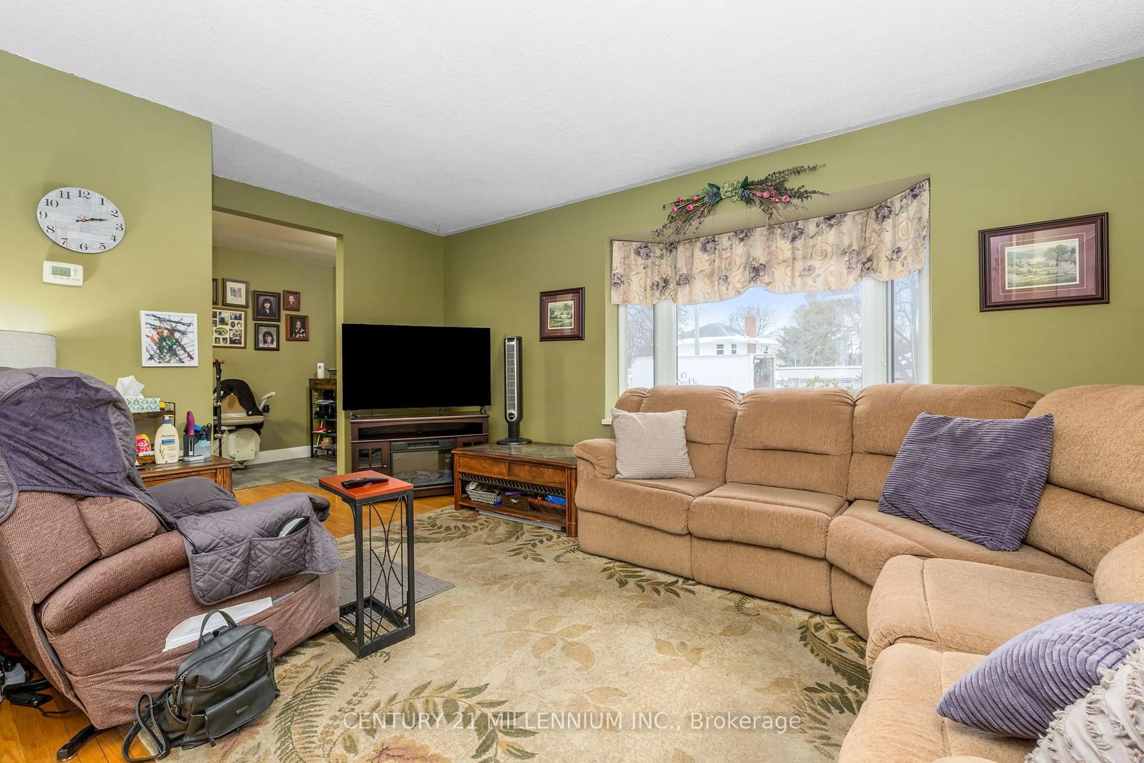 Living room with furniture, unknown for 9 Crestview Ave, Brampton Ontario L6W 2R7