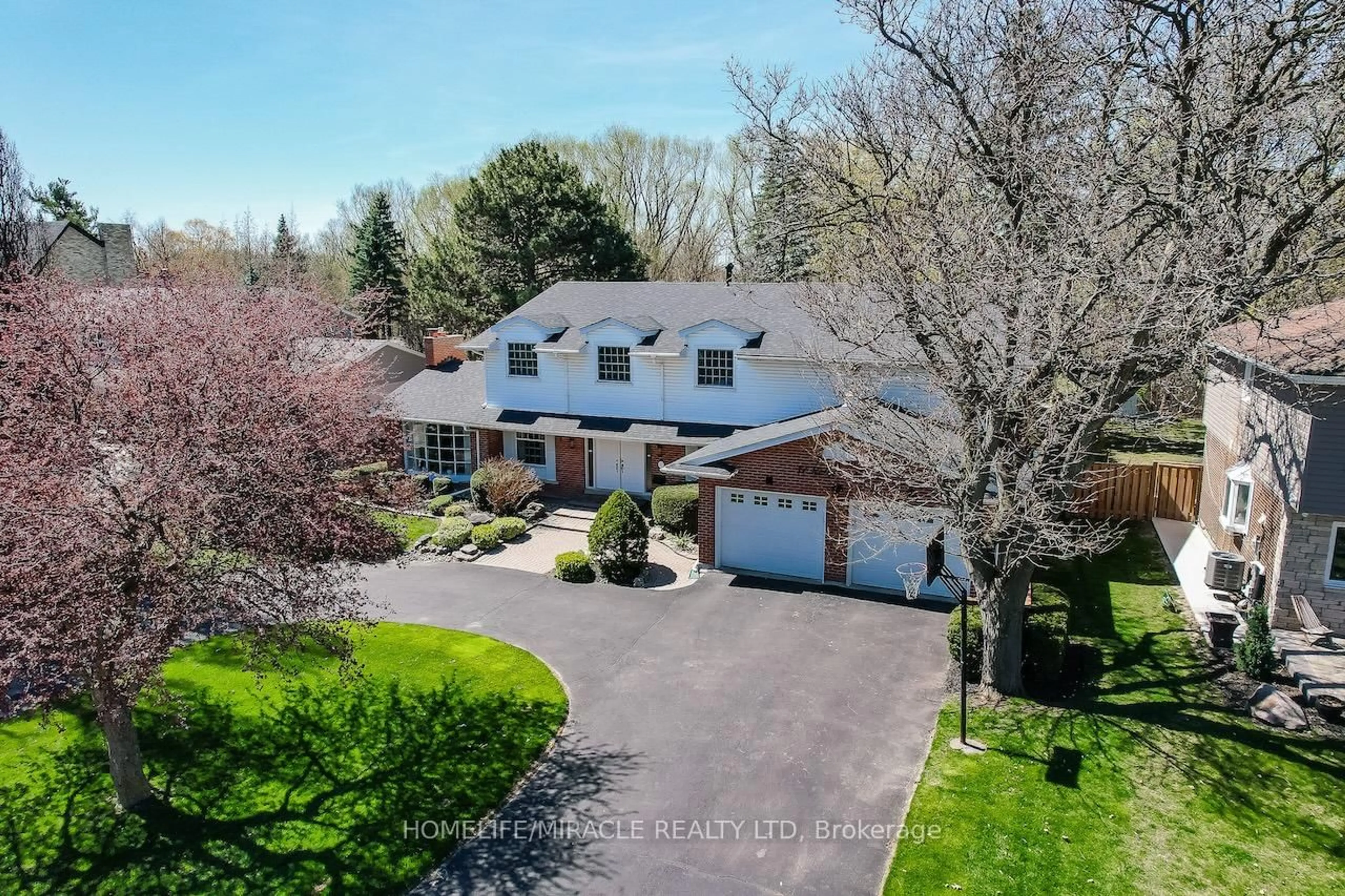 A pic from outside/outdoor area/front of a property/back of a property/a pic from drone, street for 17 Ridgehill Dr, Brampton Ontario L6Y 2C3