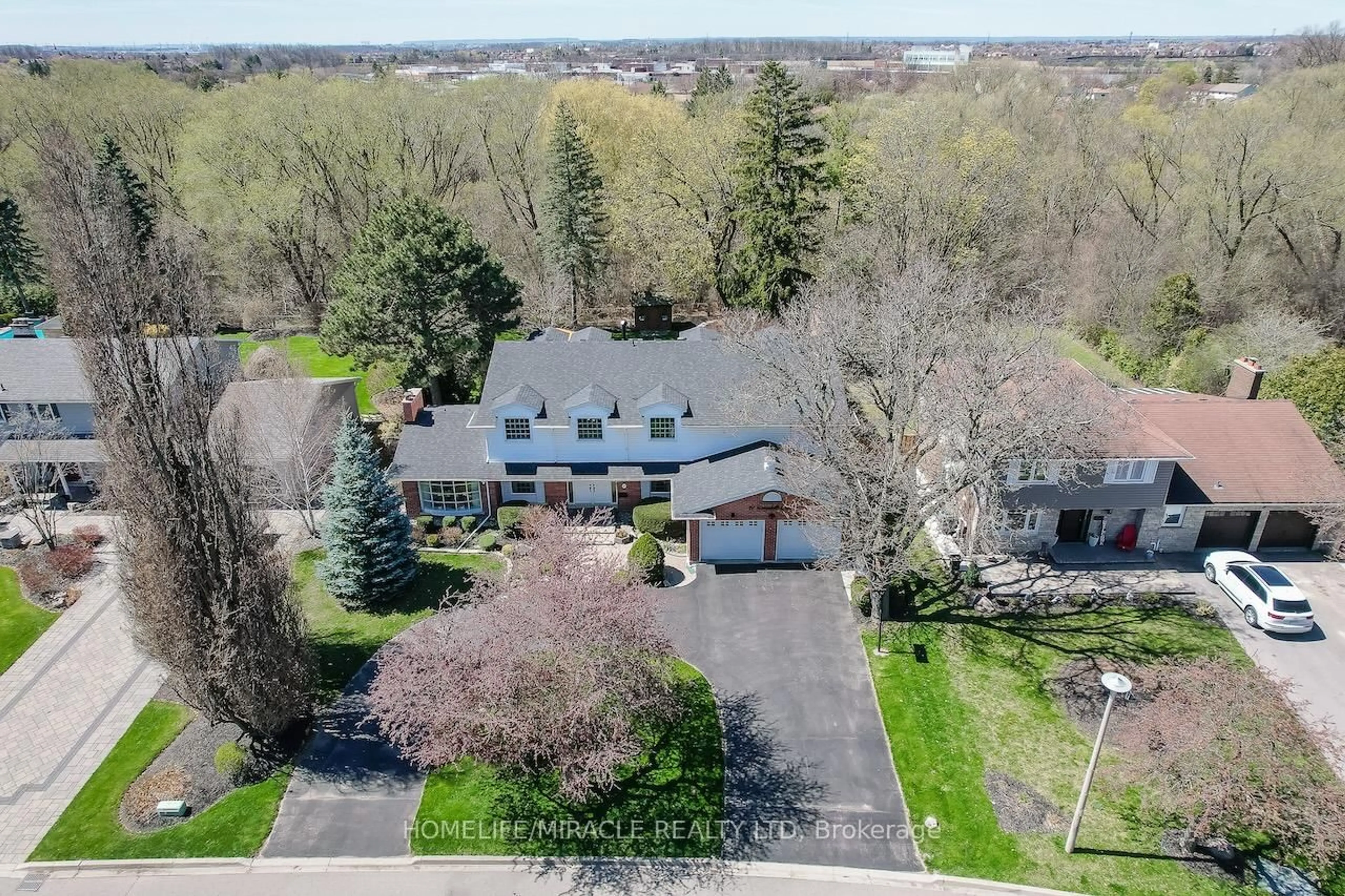 A pic from outside/outdoor area/front of a property/back of a property/a pic from drone, street for 17 Ridgehill Dr, Brampton Ontario L6Y 2C3