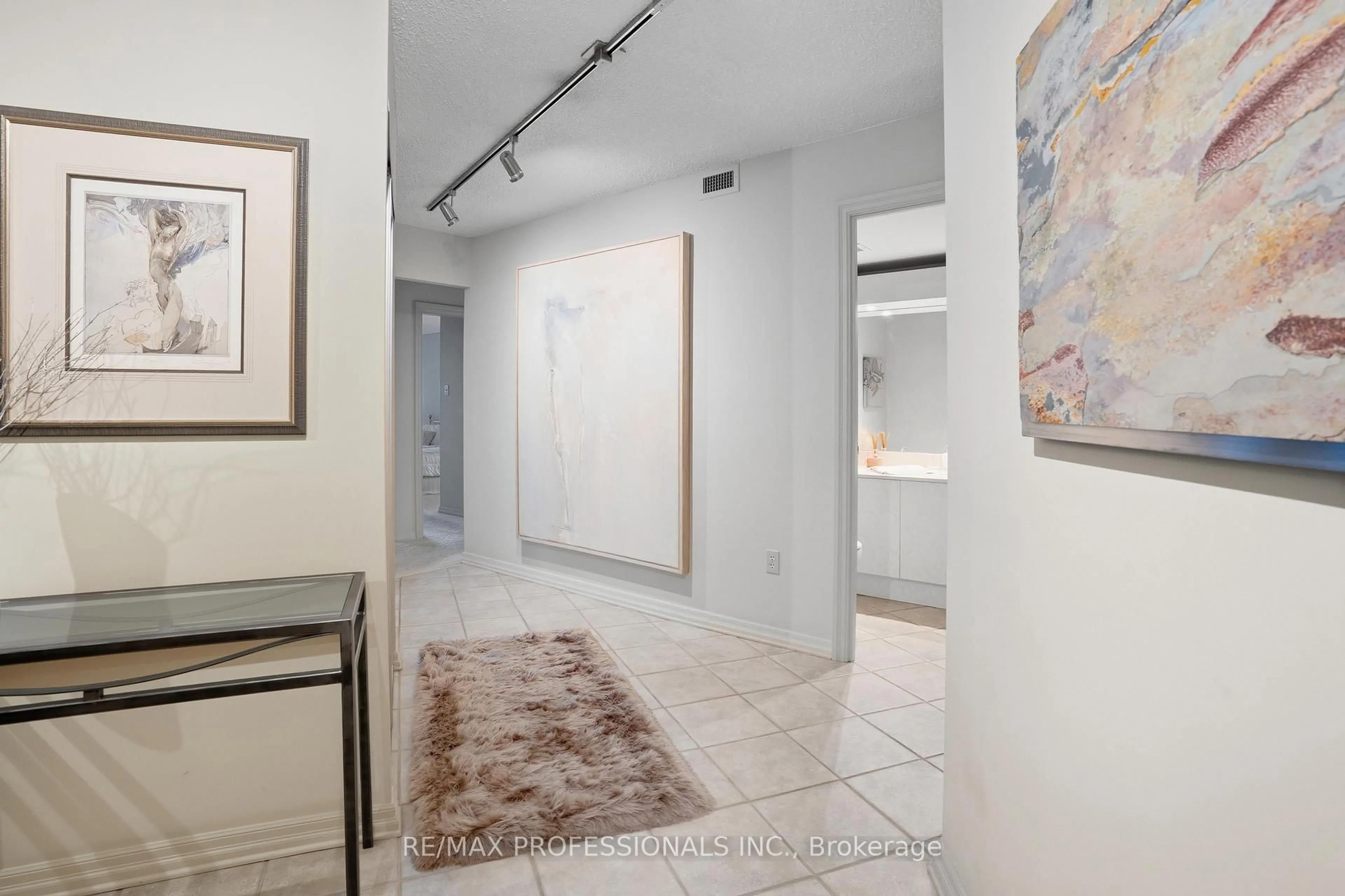 Indoor entryway for 2010 Islington Ave #1806, Toronto Ontario M9P 3S8