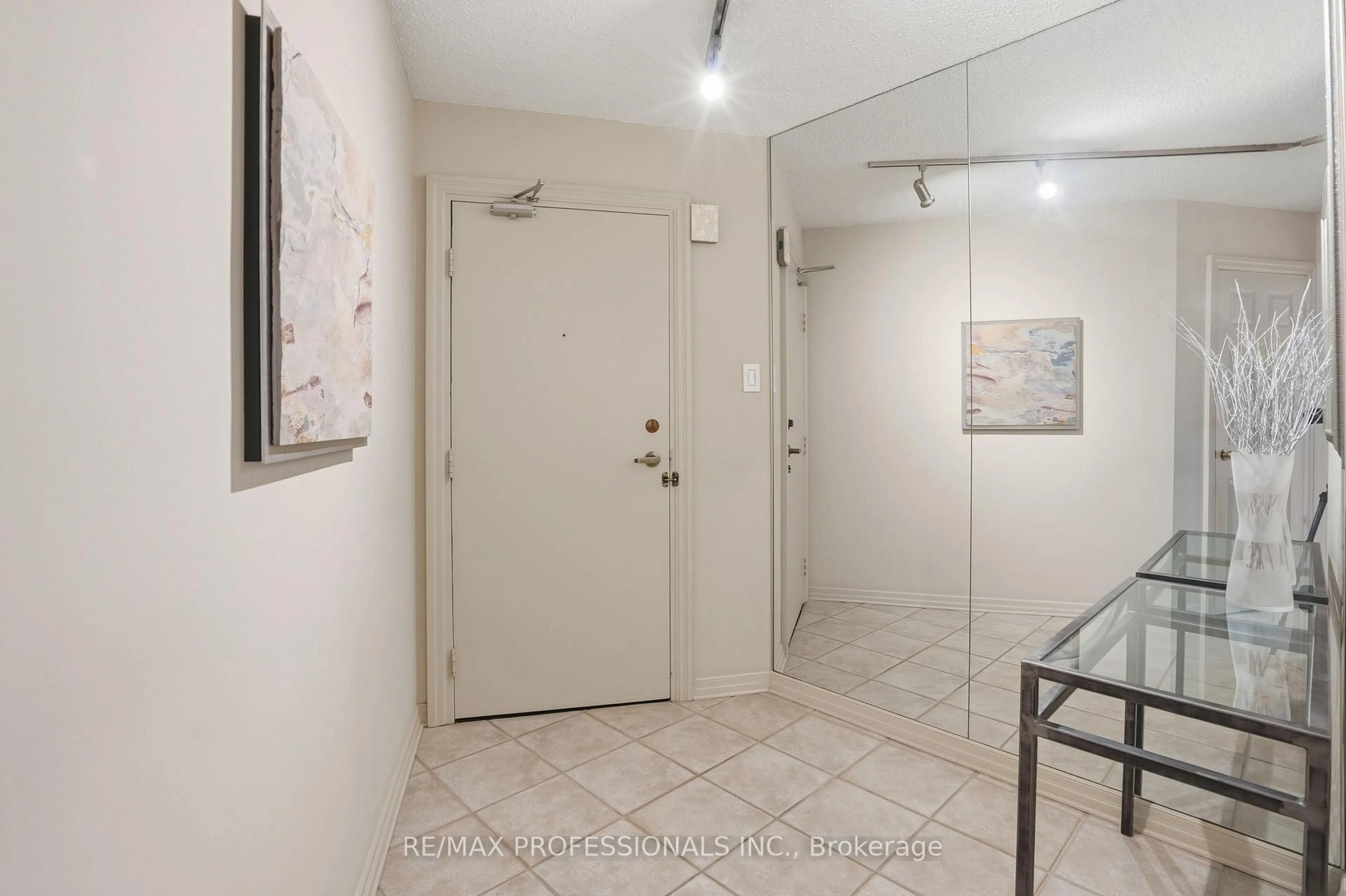 Indoor foyer for 2010 Islington Ave #1806, Toronto Ontario M9P 3S8