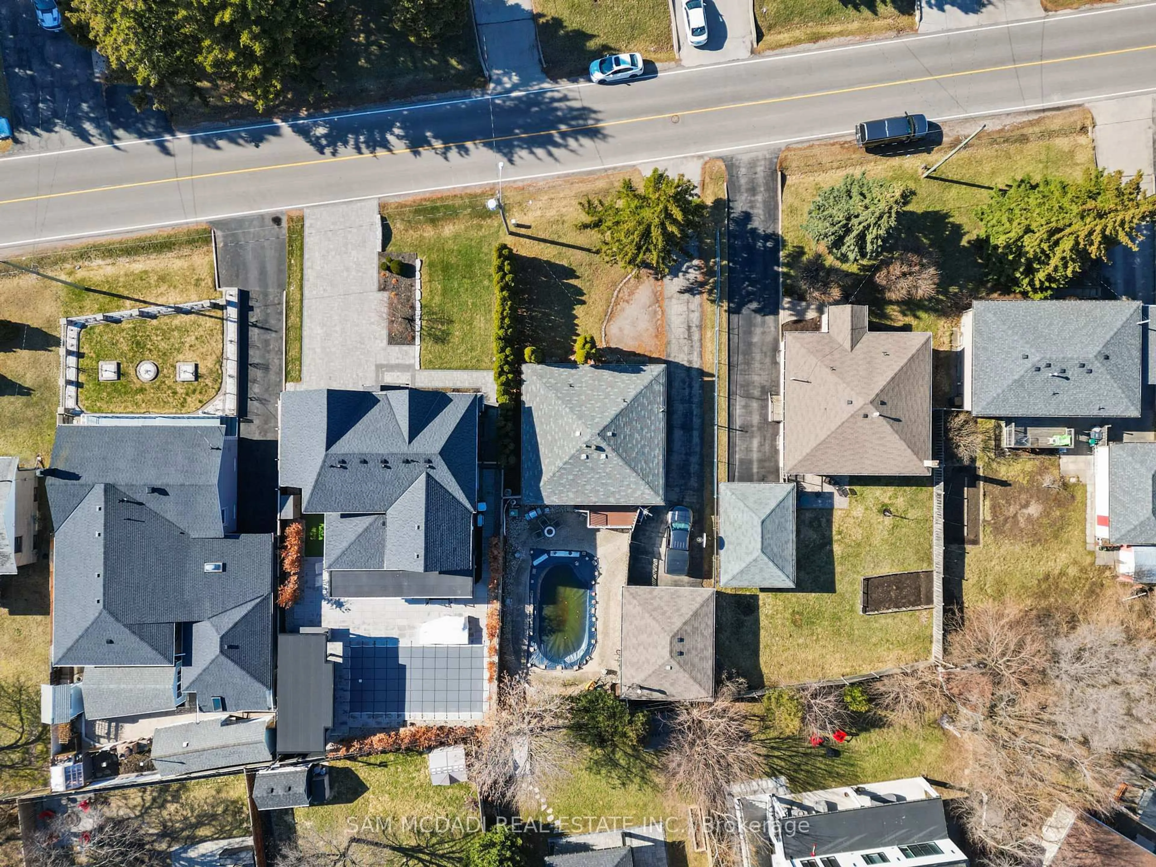 A pic from outside/outdoor area/front of a property/back of a property/a pic from drone, street for 1294 Pinegrove Rd, Oakville Ontario L6L 2X3