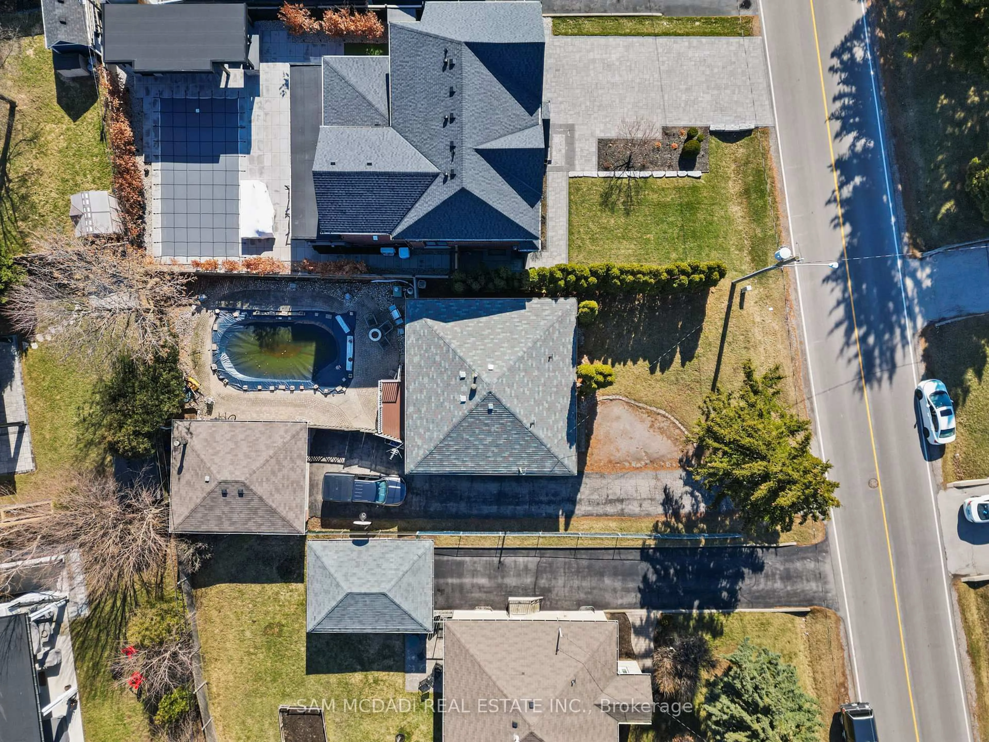 A pic from outside/outdoor area/front of a property/back of a property/a pic from drone, street for 1294 Pinegrove Rd, Oakville Ontario L6L 2X3