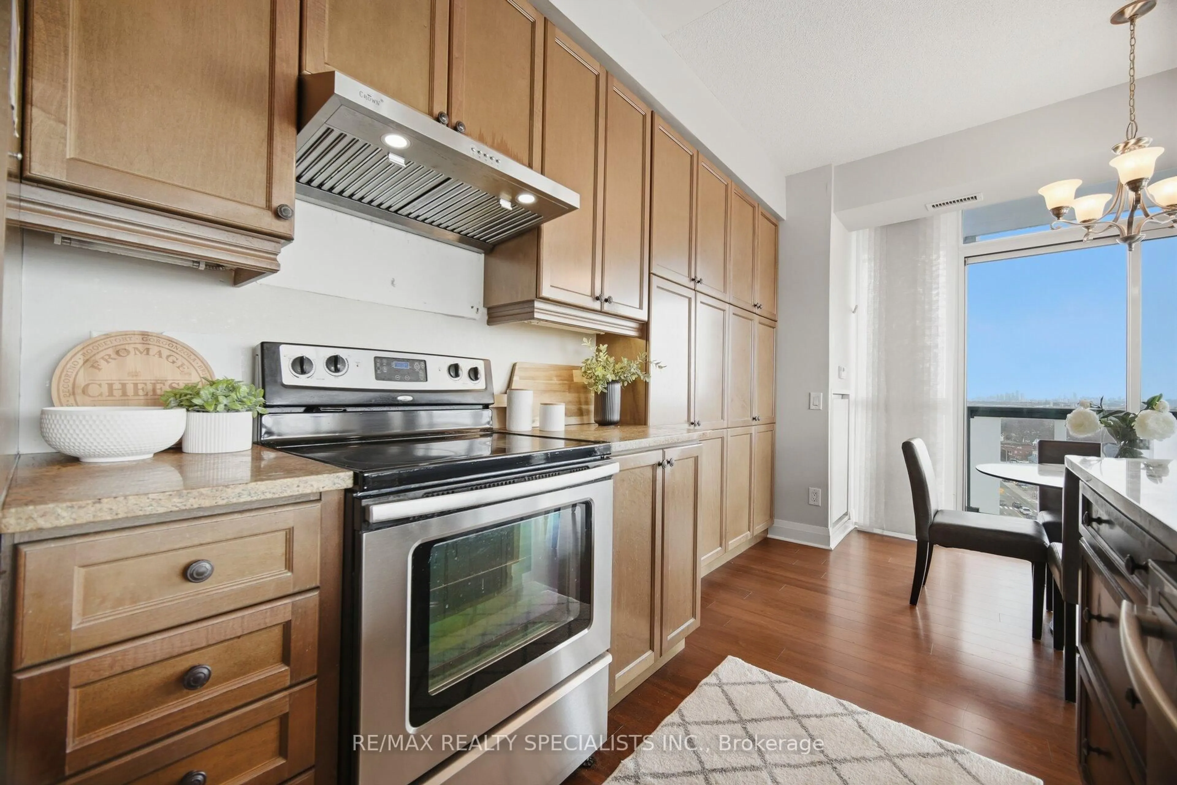 Standard kitchen, wood/laminate floor for 1 Hurontario St #1204, Mississauga Ontario L5G 0A3