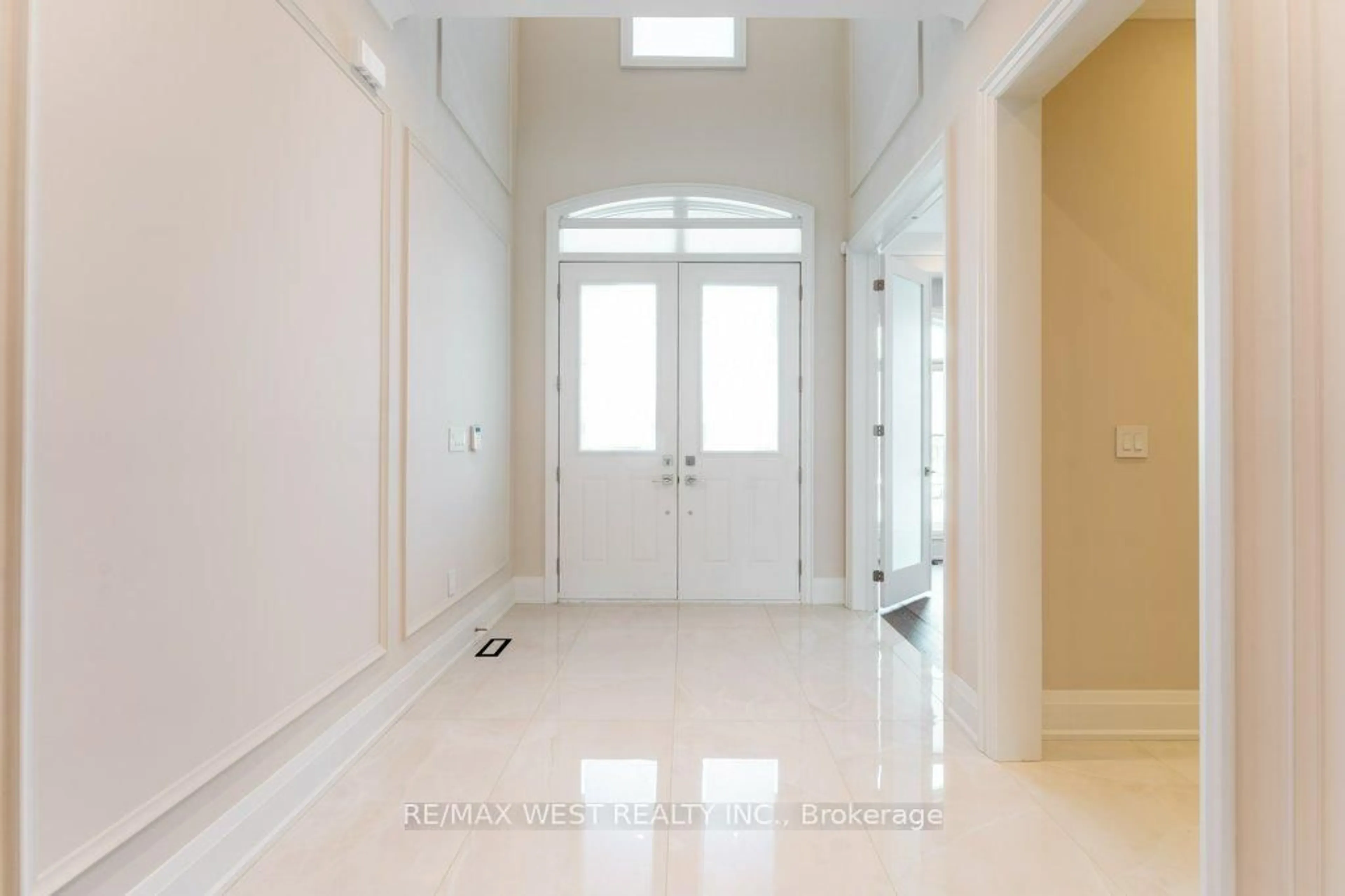 Indoor entryway for 119 Jay St, Toronto Ontario M6L 2M3