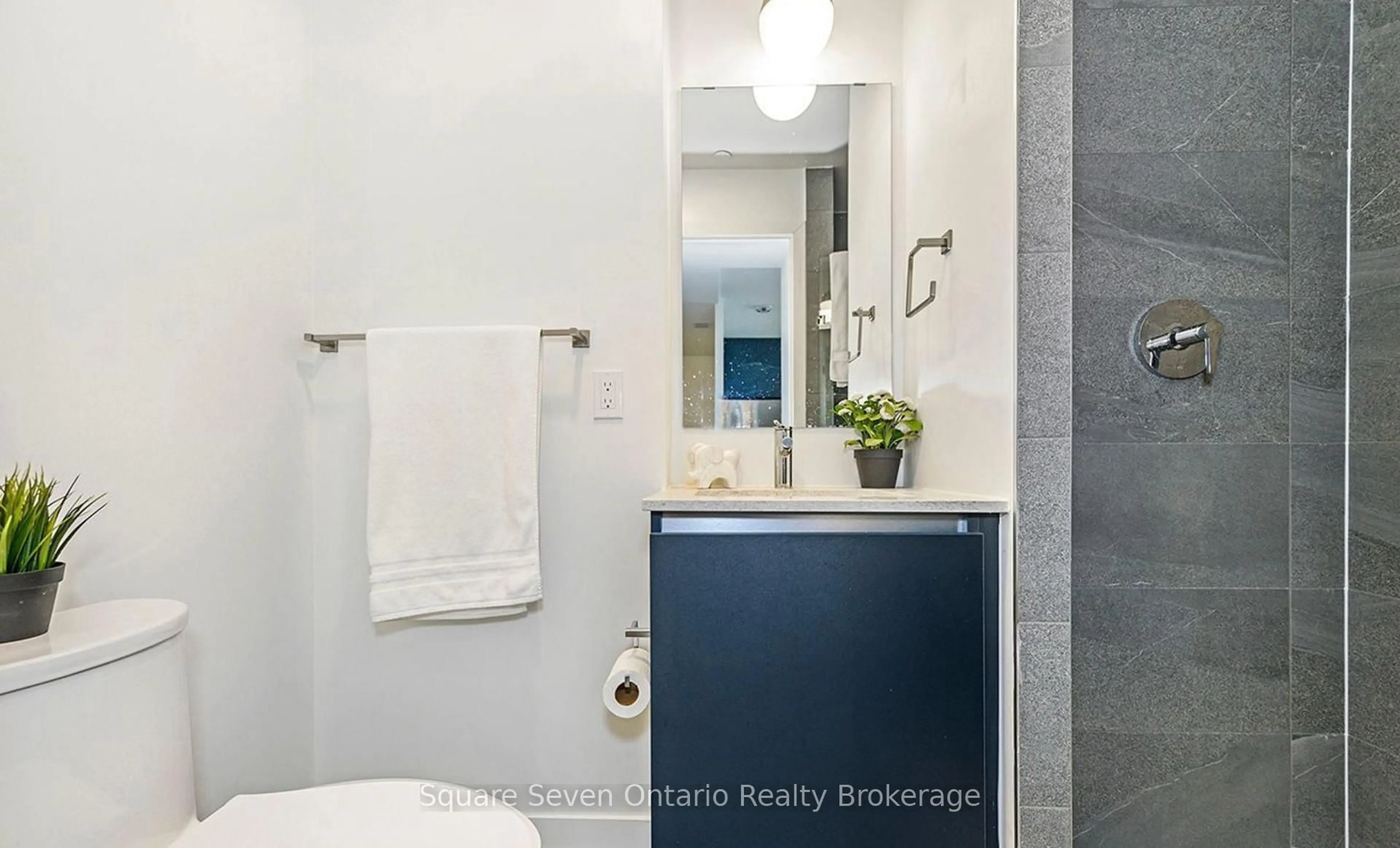 Standard bathroom, ceramic/tile floor for 395 Dundas St #820, Oakville Ontario L6M 4M2