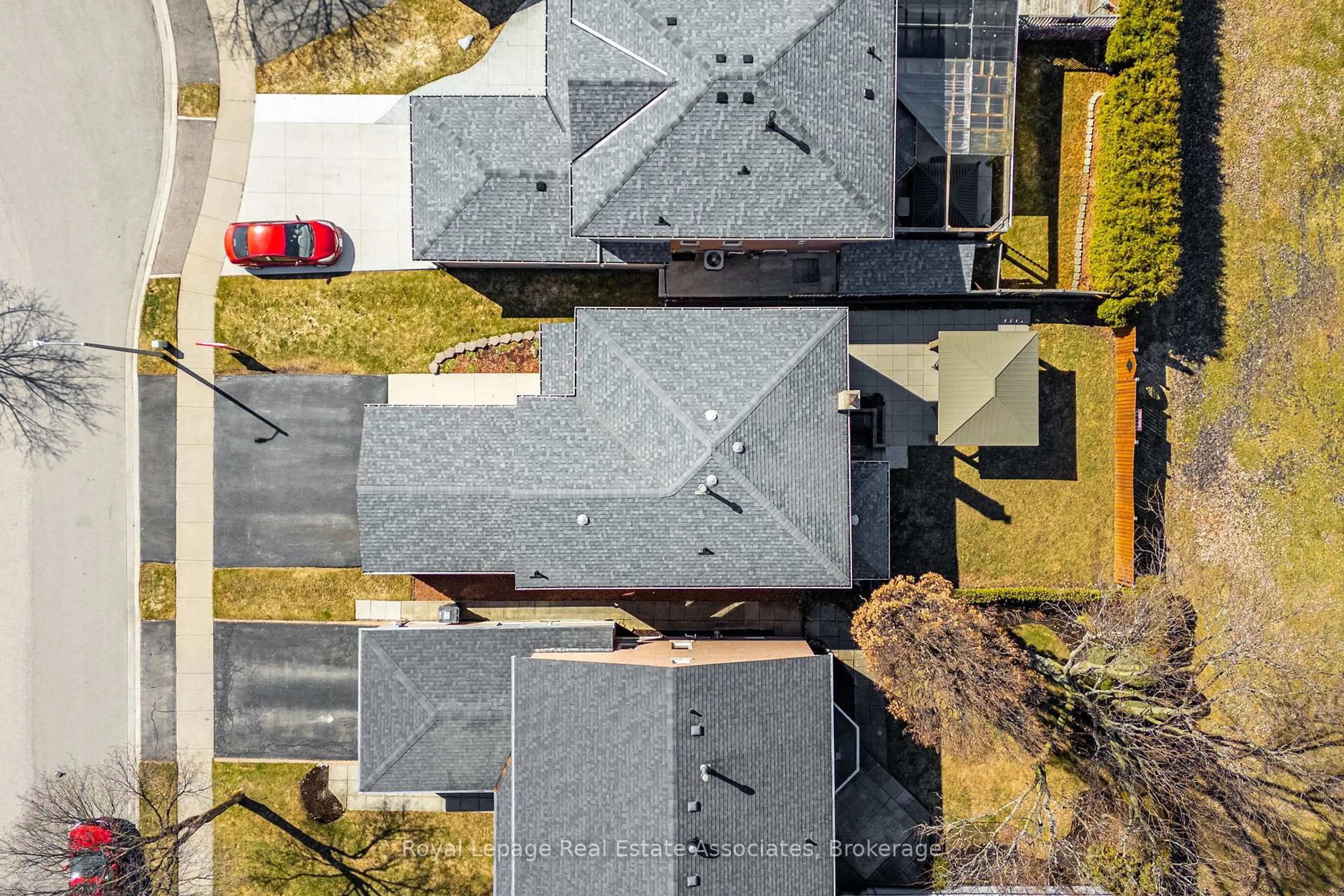 A pic from outside/outdoor area/front of a property/back of a property/a pic from drone, street for 20 Jeremy Pl, Brampton Ontario L6S 5K6