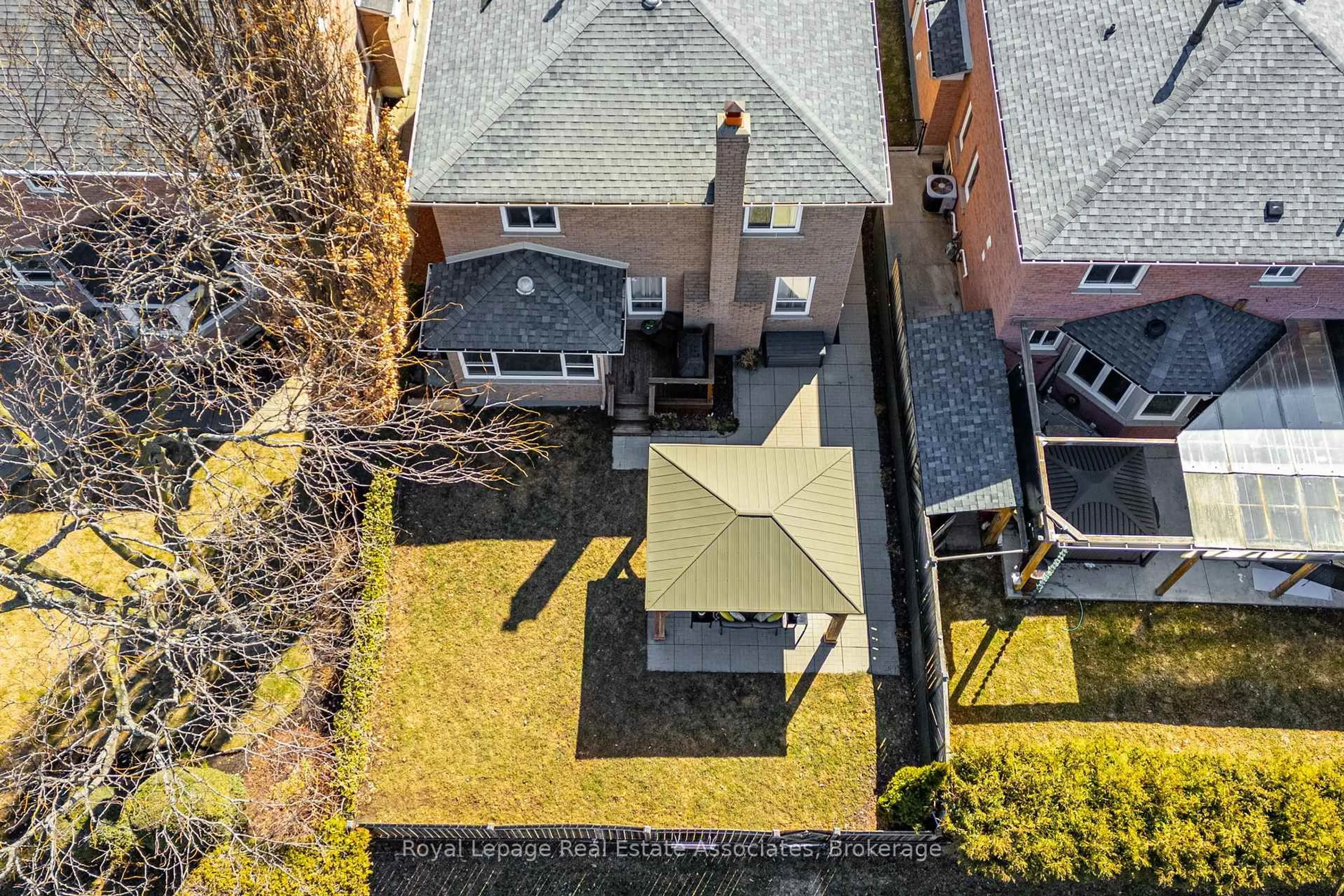 A pic from outside/outdoor area/front of a property/back of a property/a pic from drone, city buildings view from balcony for 20 Jeremy Pl, Brampton Ontario L6S 5K6