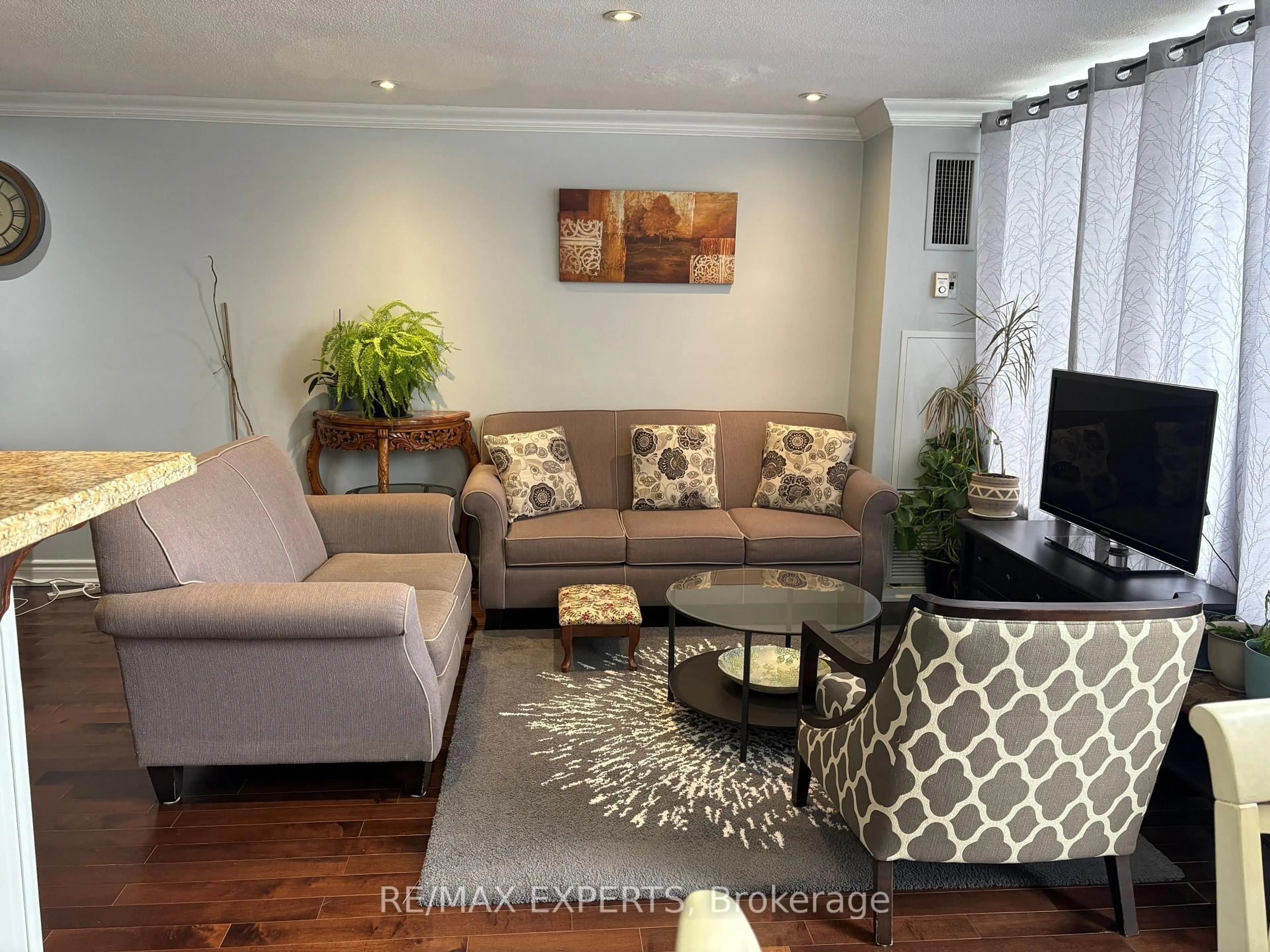 Living room with furniture, wood/laminate floor for 11 WINCOTT Dr #PH15, Toronto Ontario M9R 2R9