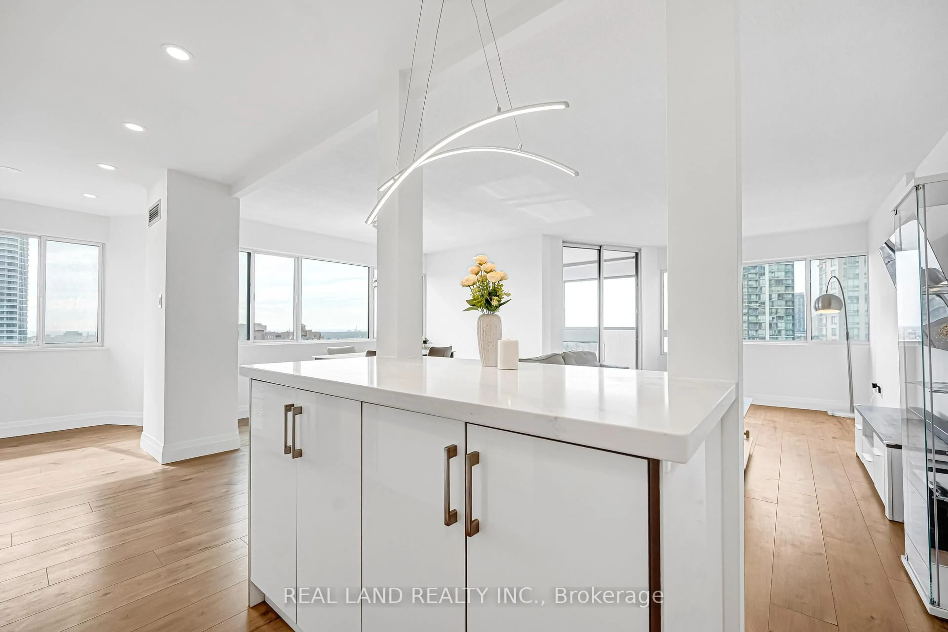 Open concept kitchen, unknown for 50 Elm Dr #1901, Mississauga Ontario L5A 3X2