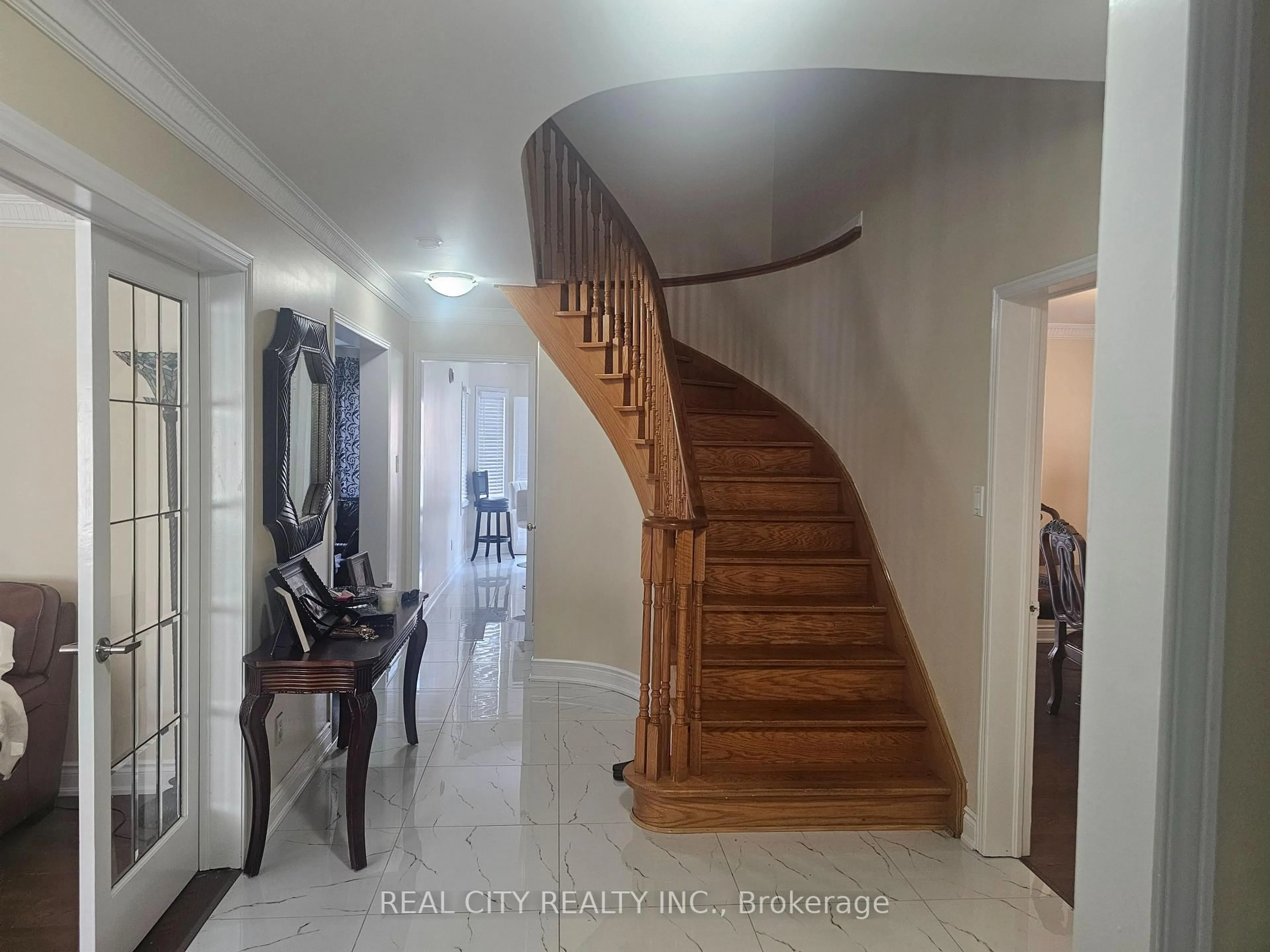 Indoor foyer for 37 Bobcat St, Brampton Ontario L6R 1C8