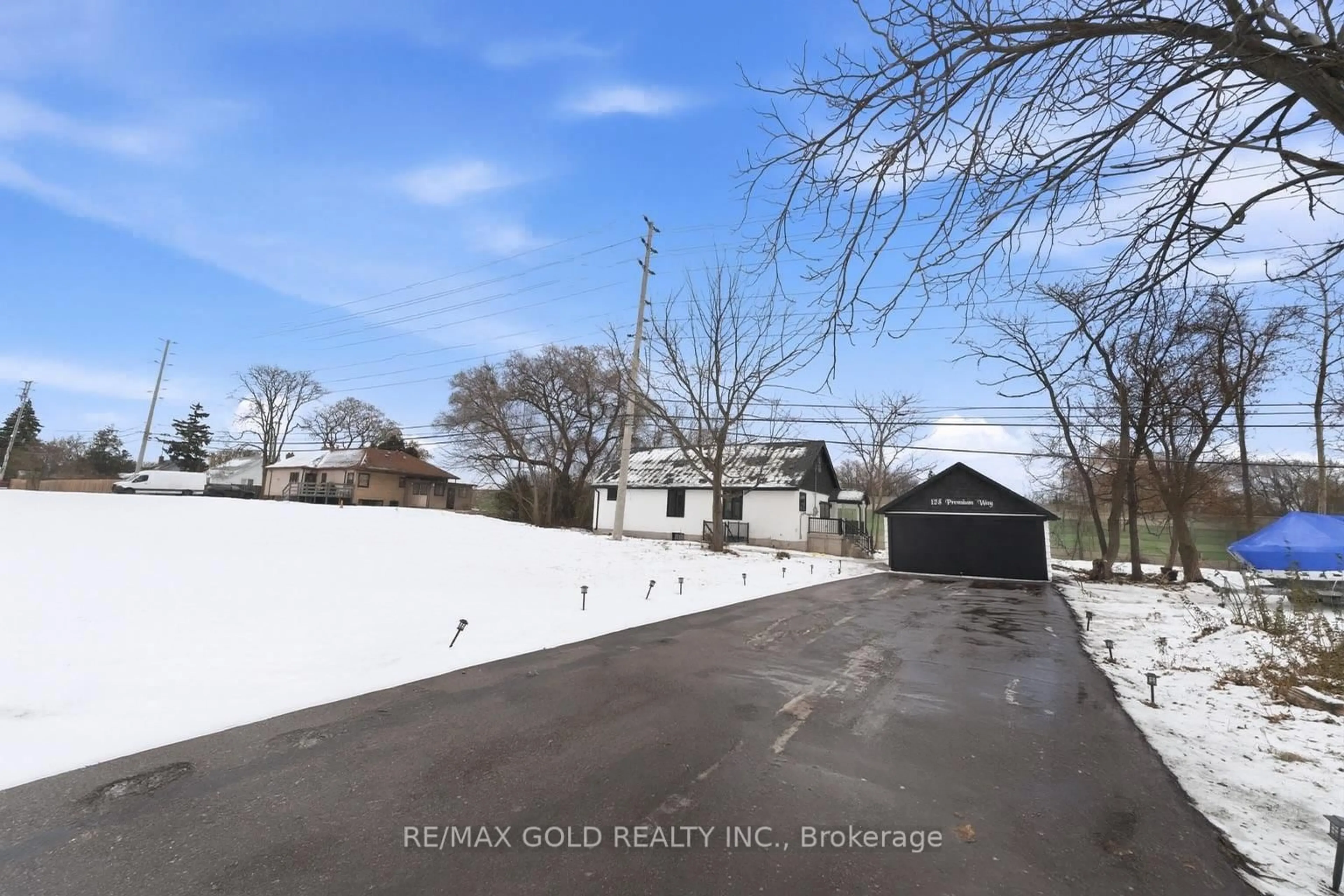 A pic from outside/outdoor area/front of a property/back of a property/a pic from drone, street for 128 Premium Way, Mississauga Ontario L5B 1A2