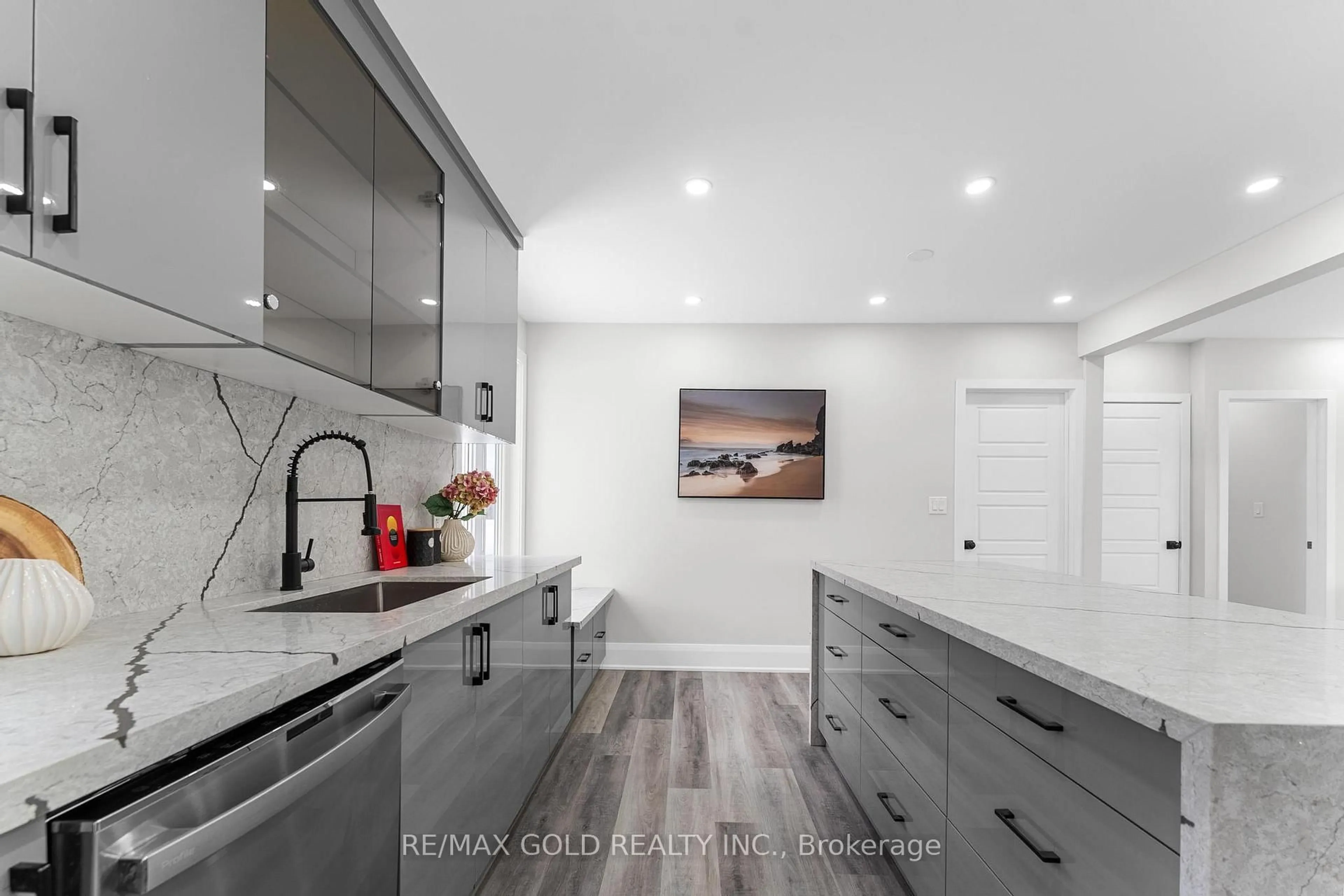 Contemporary kitchen, unknown for 128 Premium Way, Mississauga Ontario L5B 1A2