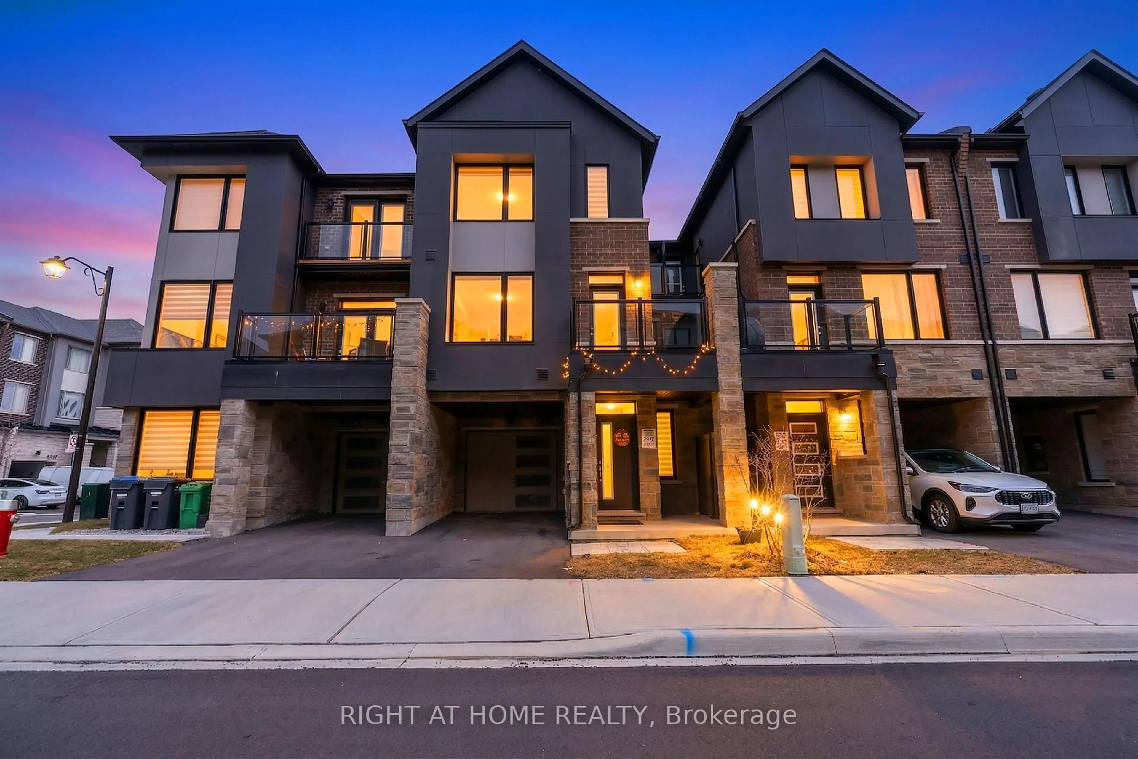 A pic from outside/outdoor area/front of a property/back of a property/a pic from drone, street for 5125 Vetere St, Mississauga Ontario L5M 2S8