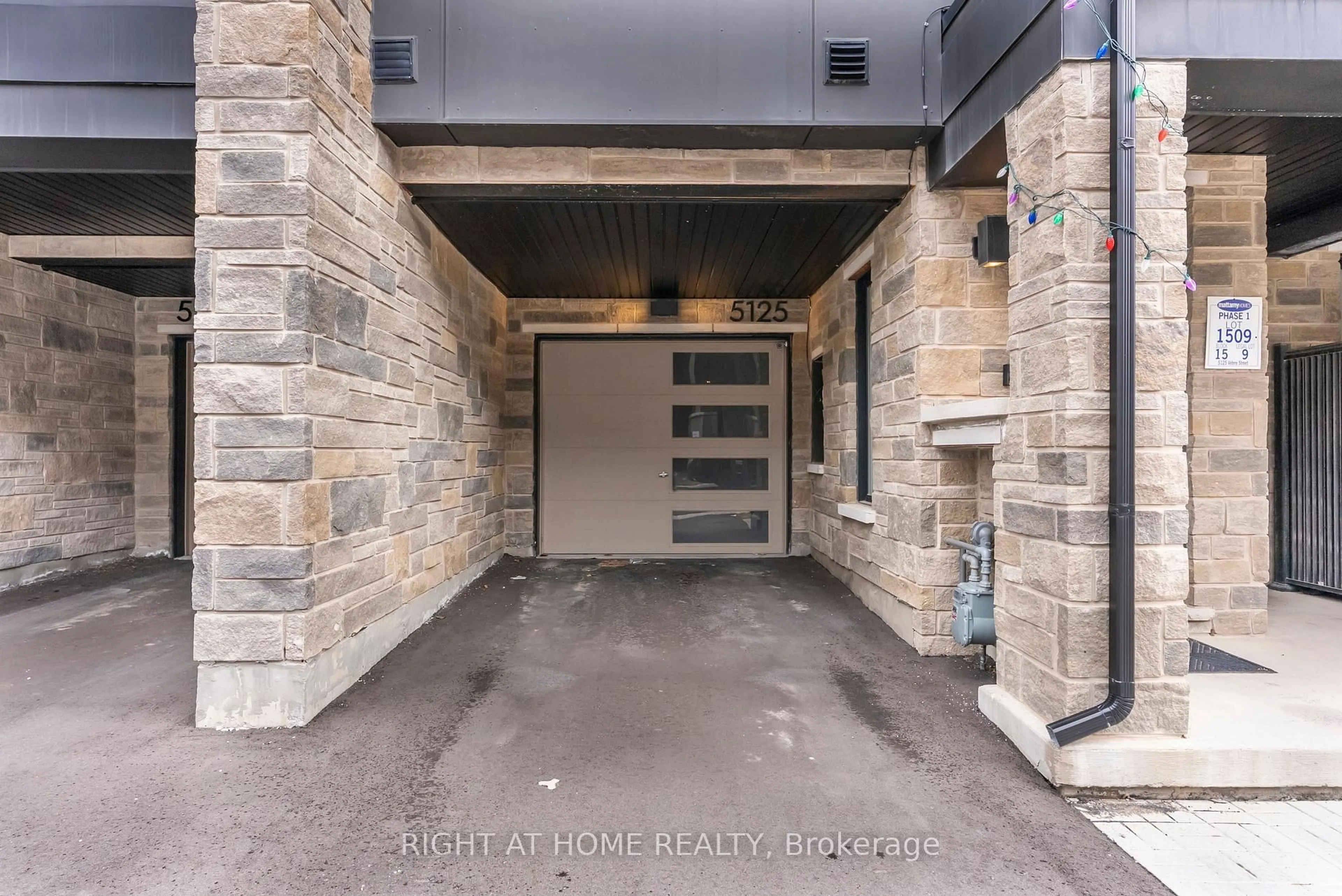 Indoor entryway for 5125 Vetere St, Mississauga Ontario L5M 2S8